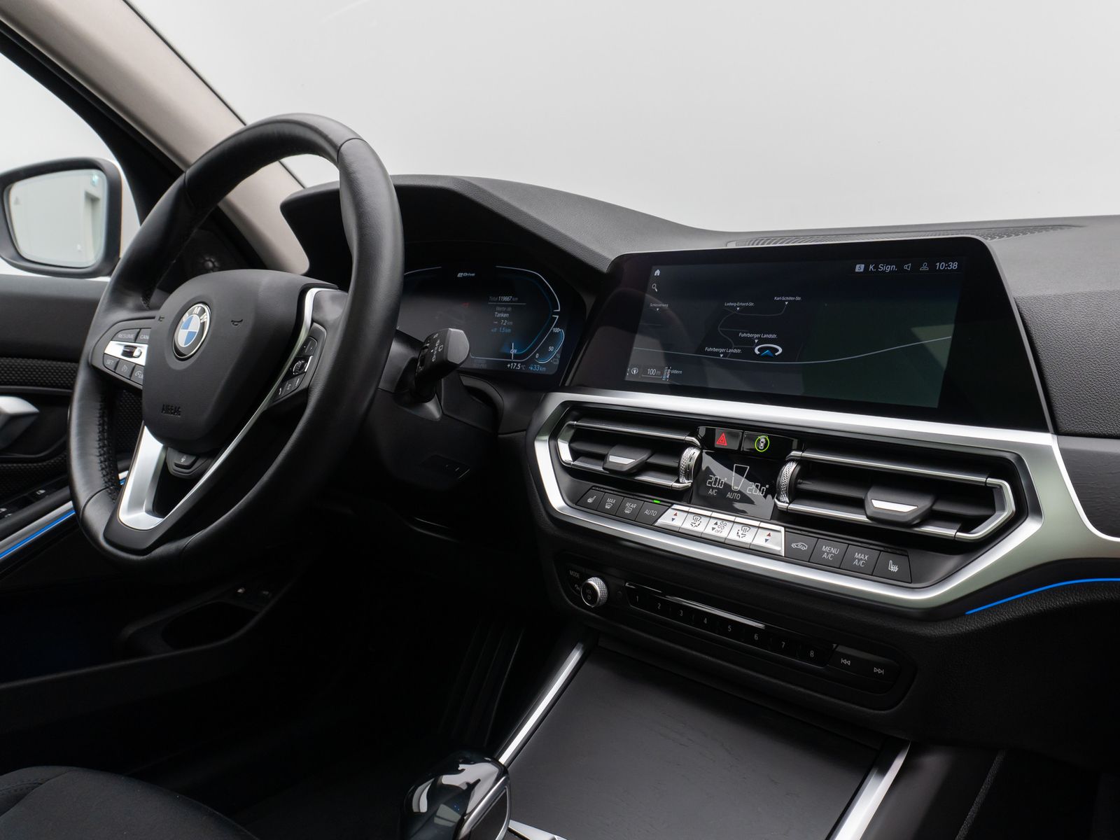 Fahrzeugabbildung BMW 330e Panorama Laser HUD DAB H/K Komfort Alarm