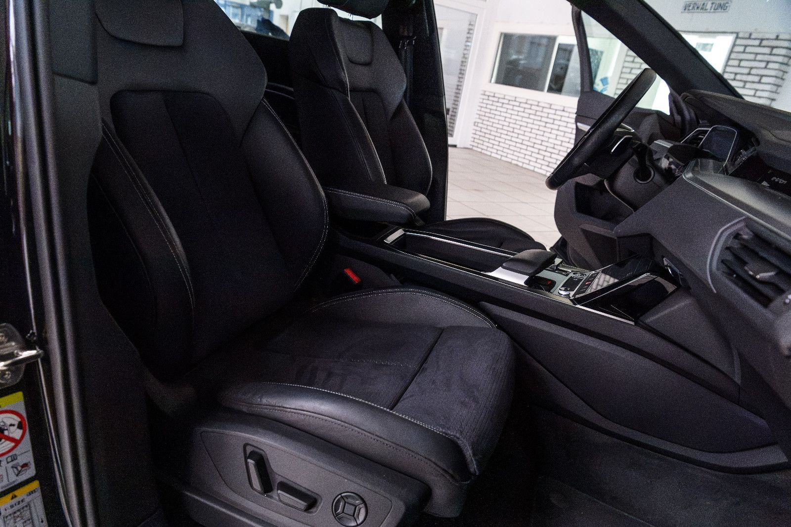 Fahrzeugabbildung Audi e-tron 55 quattro S line NAVI+LED+SZH