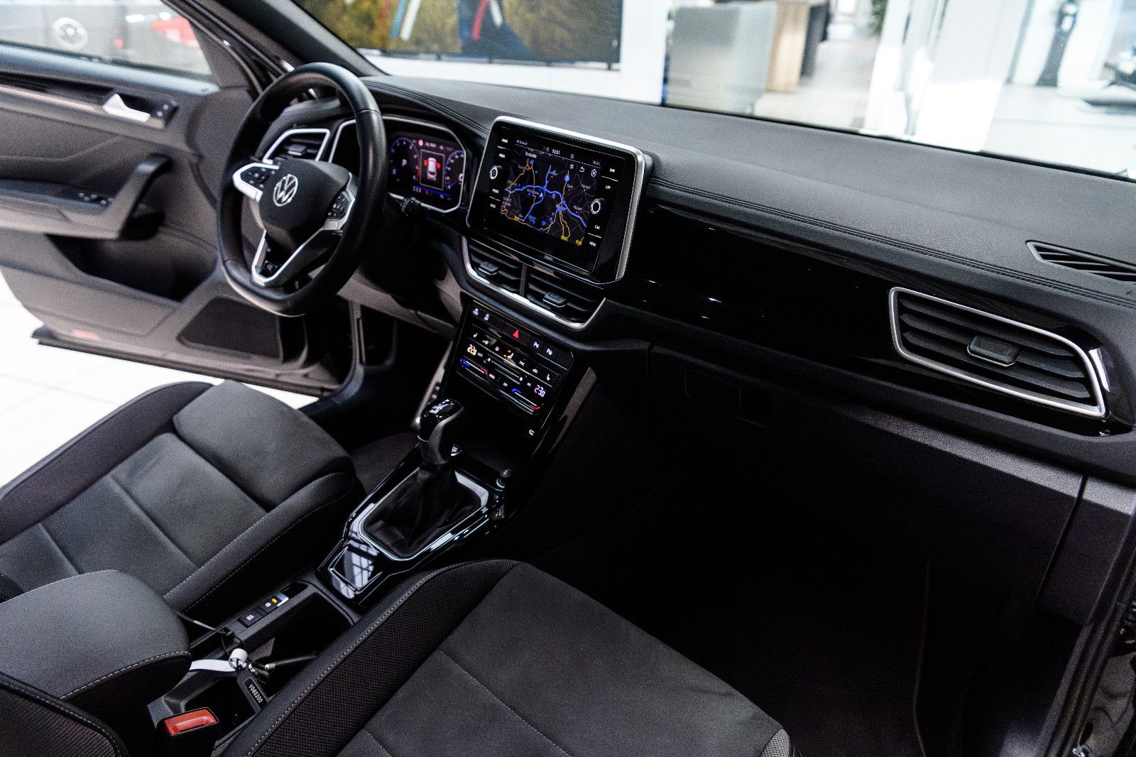 Fahrzeugabbildung Volkswagen T-Roc R-Line+LED+AHK+ACC+SIDEASISST+SHZ+EL.HK