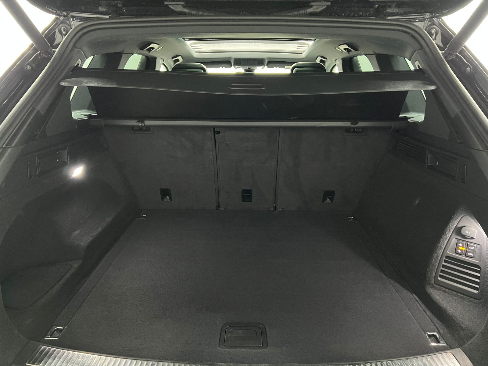 Fahrzeugabbildung Volkswagen Touareg R-Line 4Motion/PANO/AHK/MATRIX/BLACK OP.