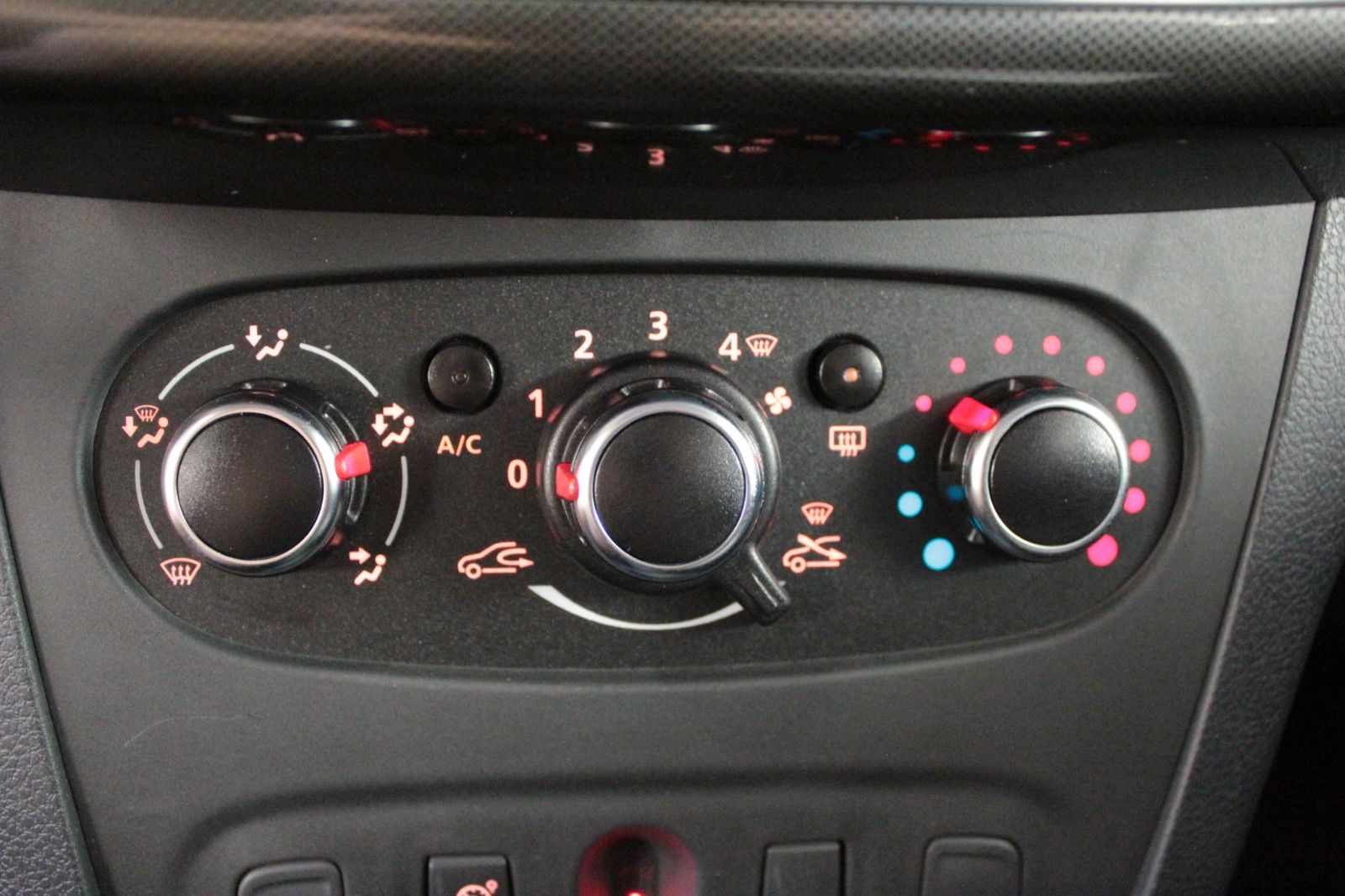 Fahrzeugabbildung Dacia Sandero TCe 90 Stepway Prestige *Media-Nav*