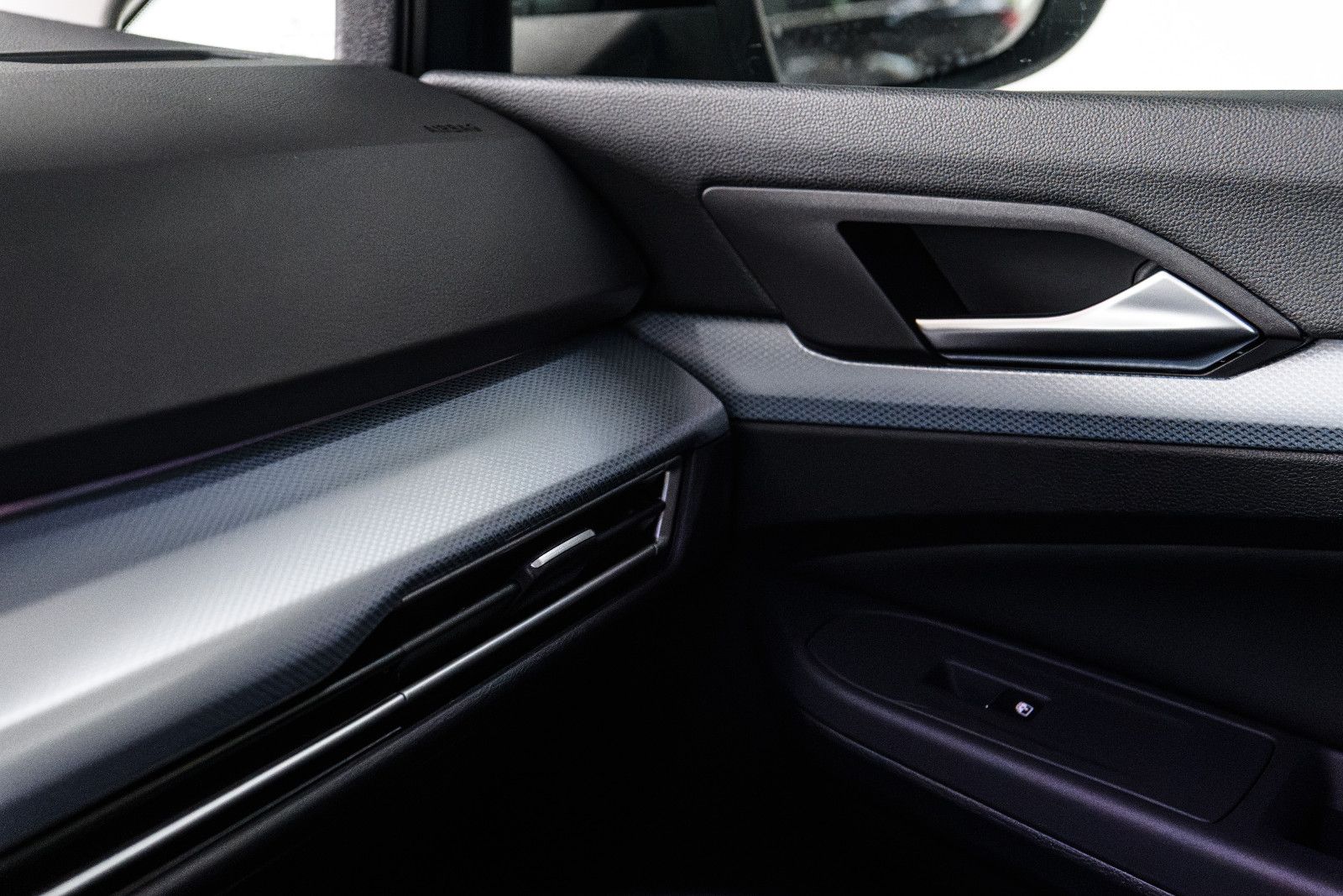 Fahrzeugabbildung Volkswagen Golf VIII Var. 1.5 TSI 110 kW+LED+AHK+GJR+TOTWIN
