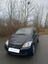 Mercedes-Benz Mercedes Benz A-Klasse schwarz - Mercedes-Benz 190 mit Benzin-Antrieb: Limousine