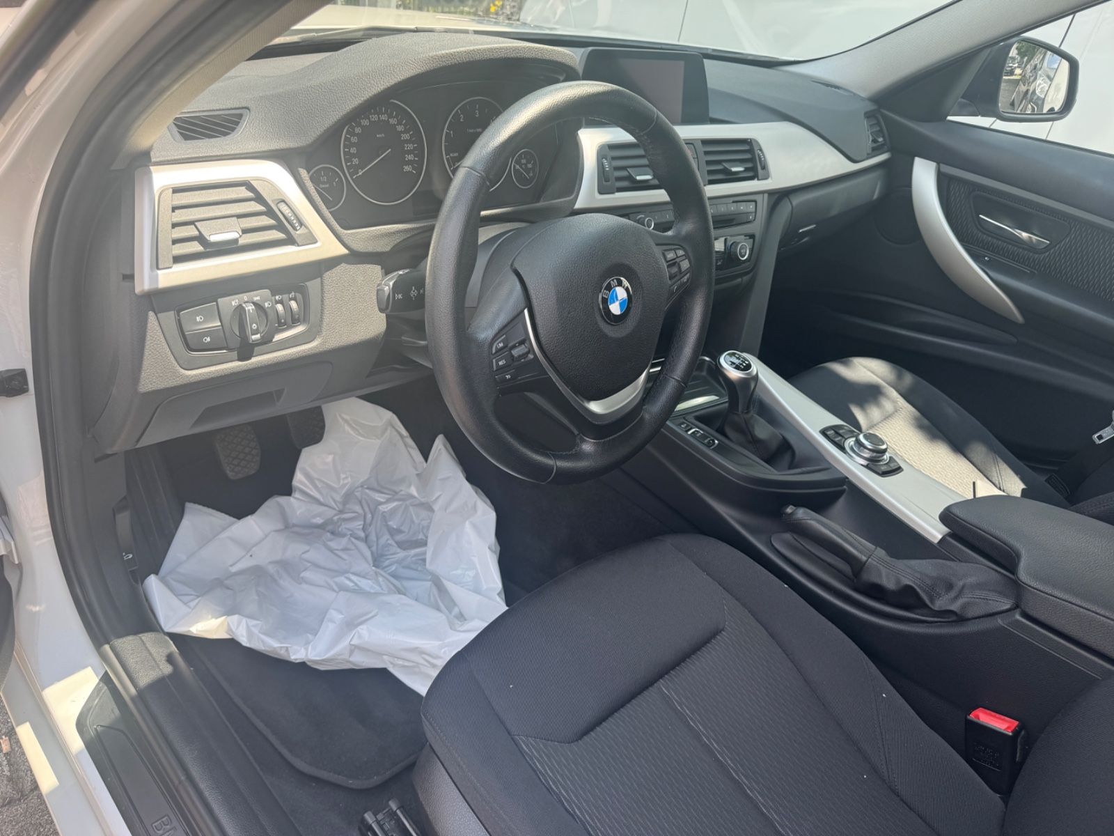 Fahrzeugabbildung BMW 318 Baureihe 3 Lim. 318 d xDrive Navi+Bluetooth