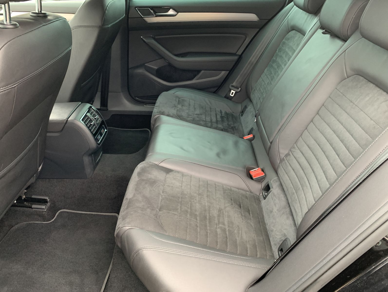 Fahrzeugabbildung Volkswagen Passat Variant 2.0 TDI*Highline*LED-Matrix*Pano*