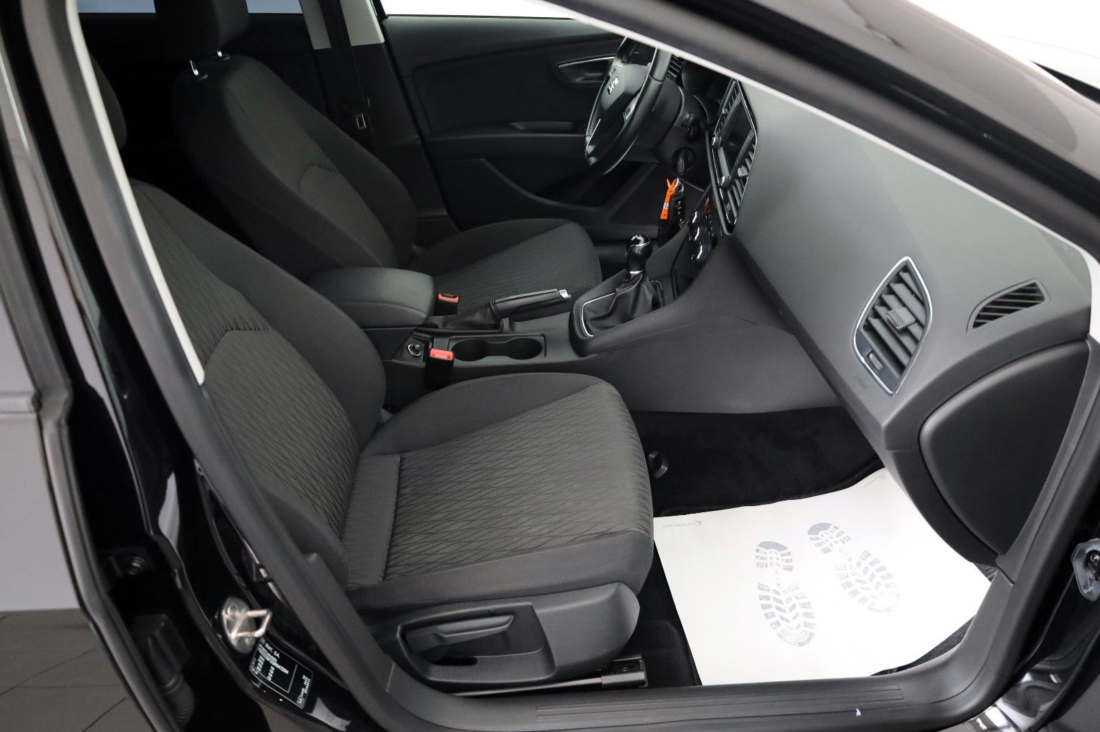 Fahrzeugabbildung SEAT Leon ST Style Navi,SH,PDC,AHK,8-fach bereift!