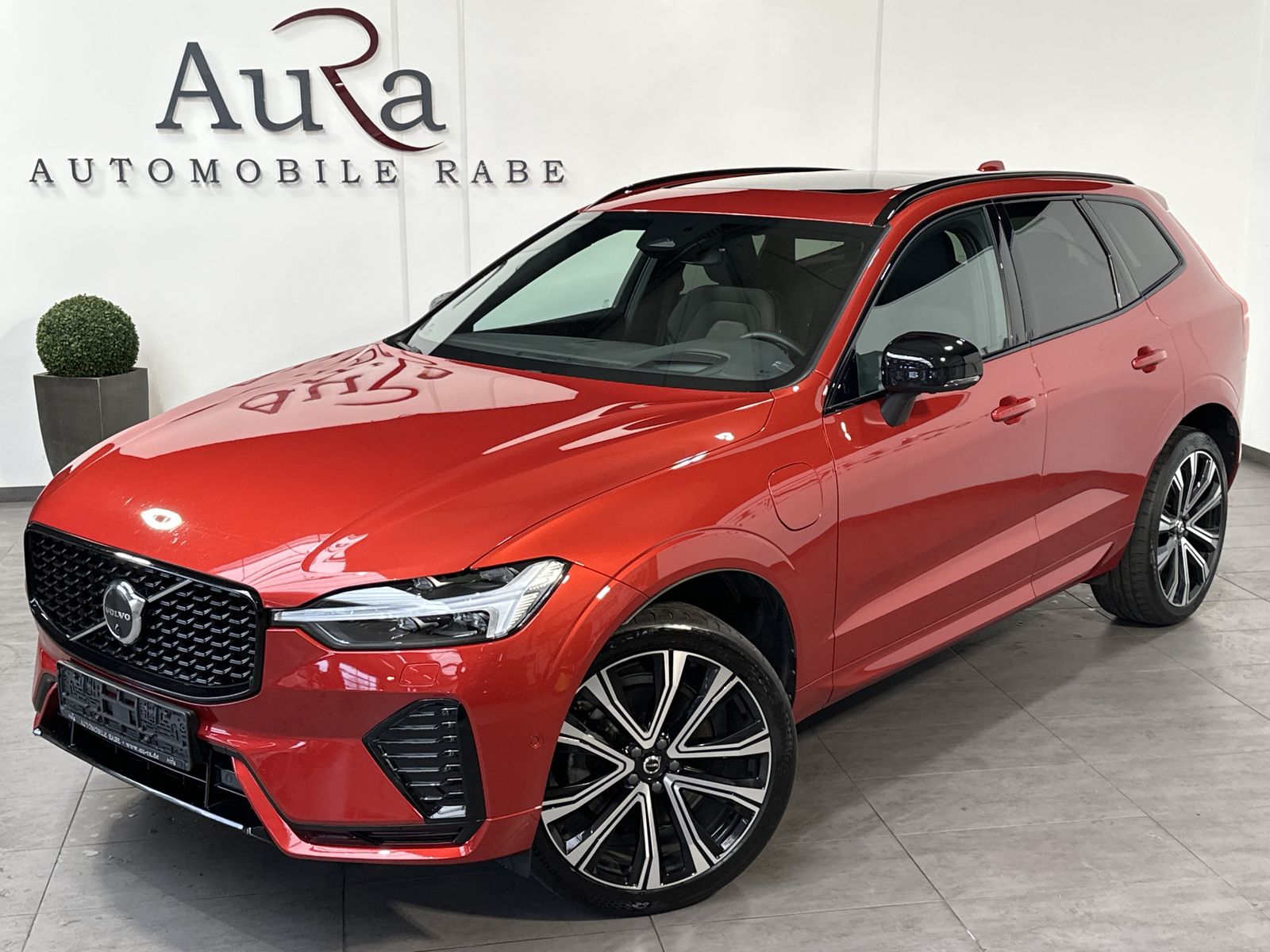 Fahrzeugabbildung Volvo XC60 T6 AWD R-Design NAV+LED+AHK+360°+H&K+PANO