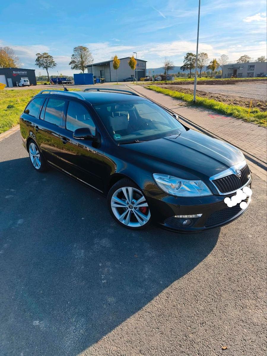 Skoda Octavia 2010 — салон