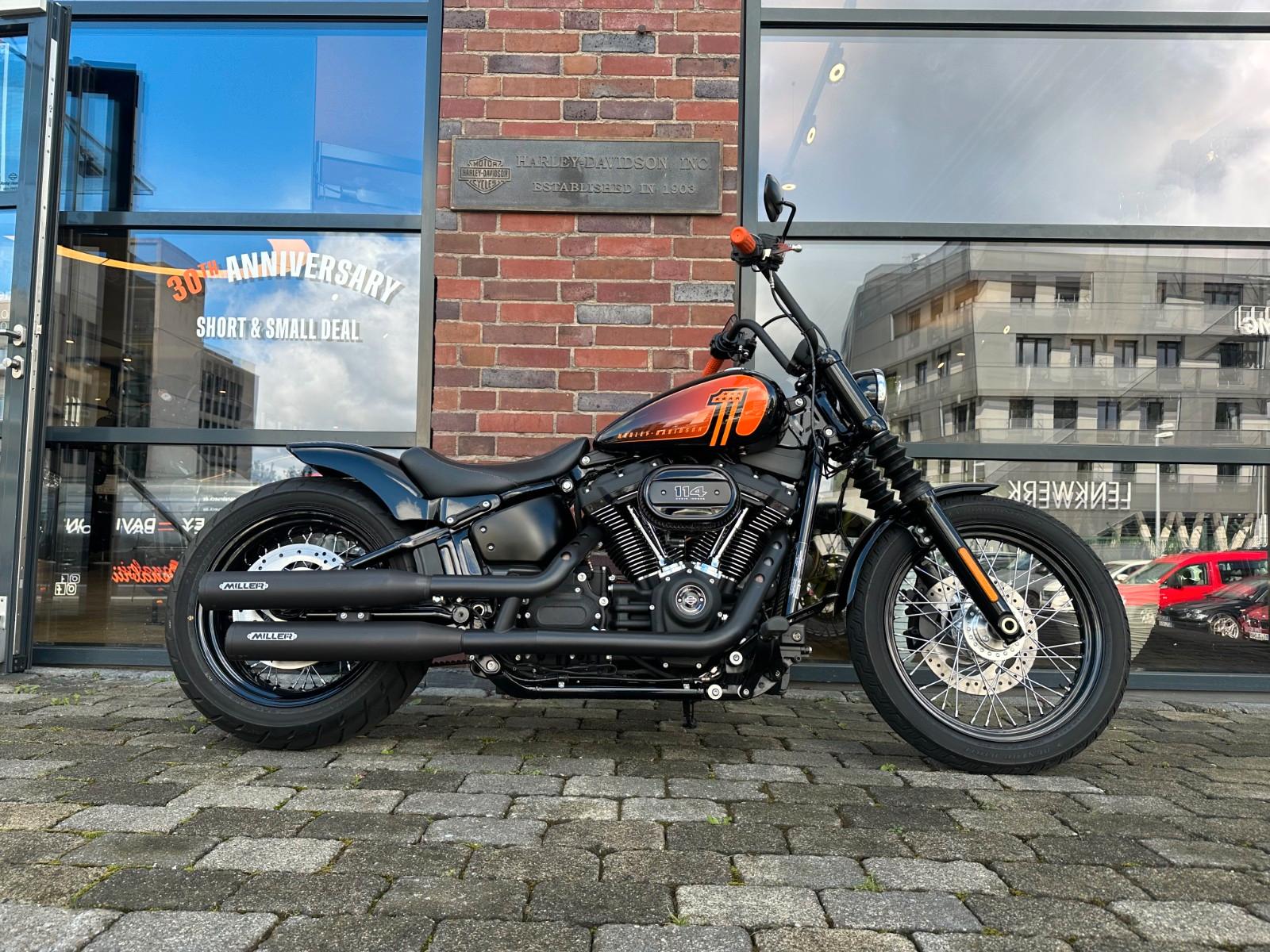 Harley-Davidson FXBBS Softail Street Bob mit 200er Heckumbau