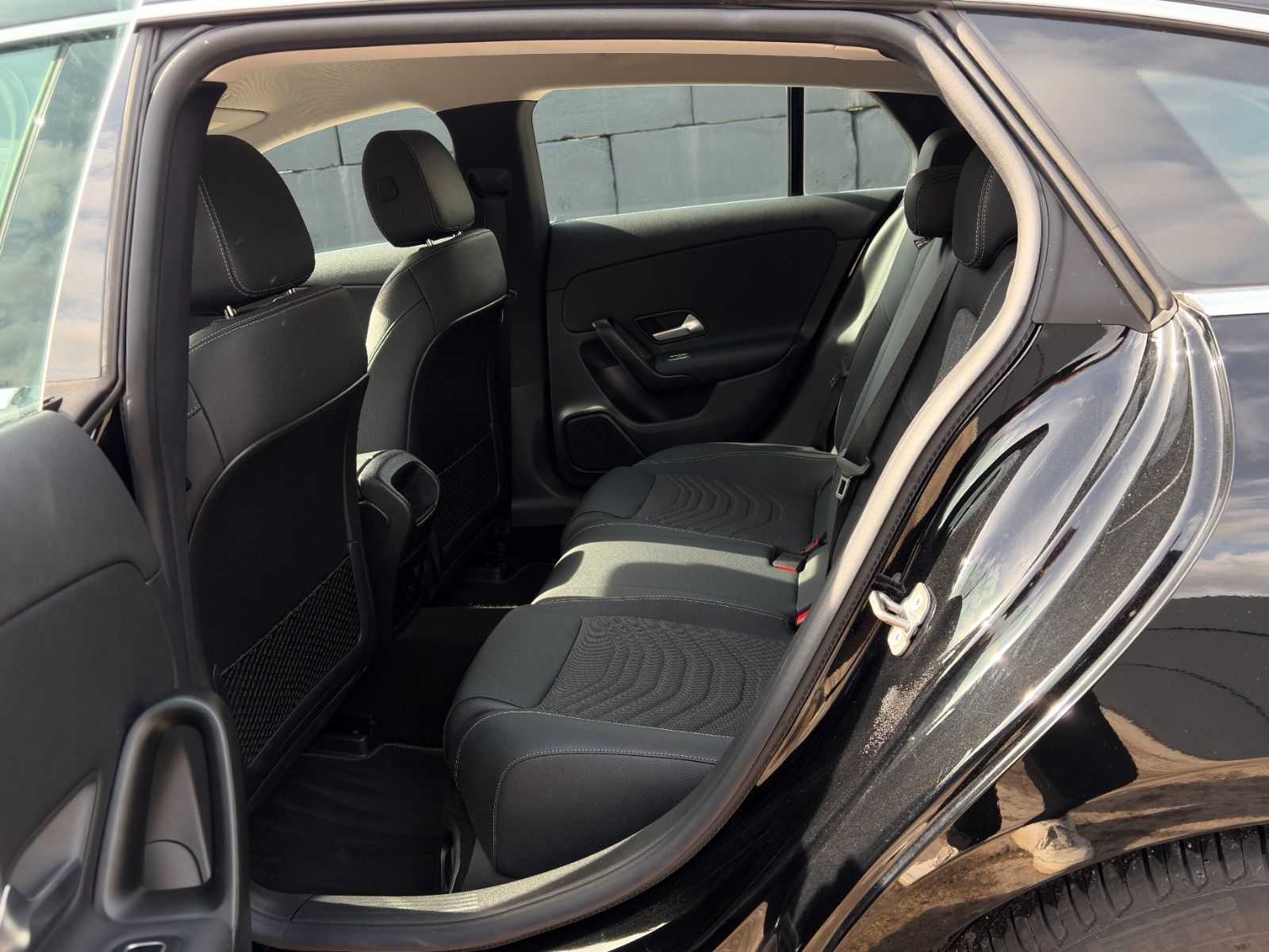 Fahrzeugabbildung Mercedes-Benz CLA 180 Shooting Brake TEMP CarPlay PDC SHZ