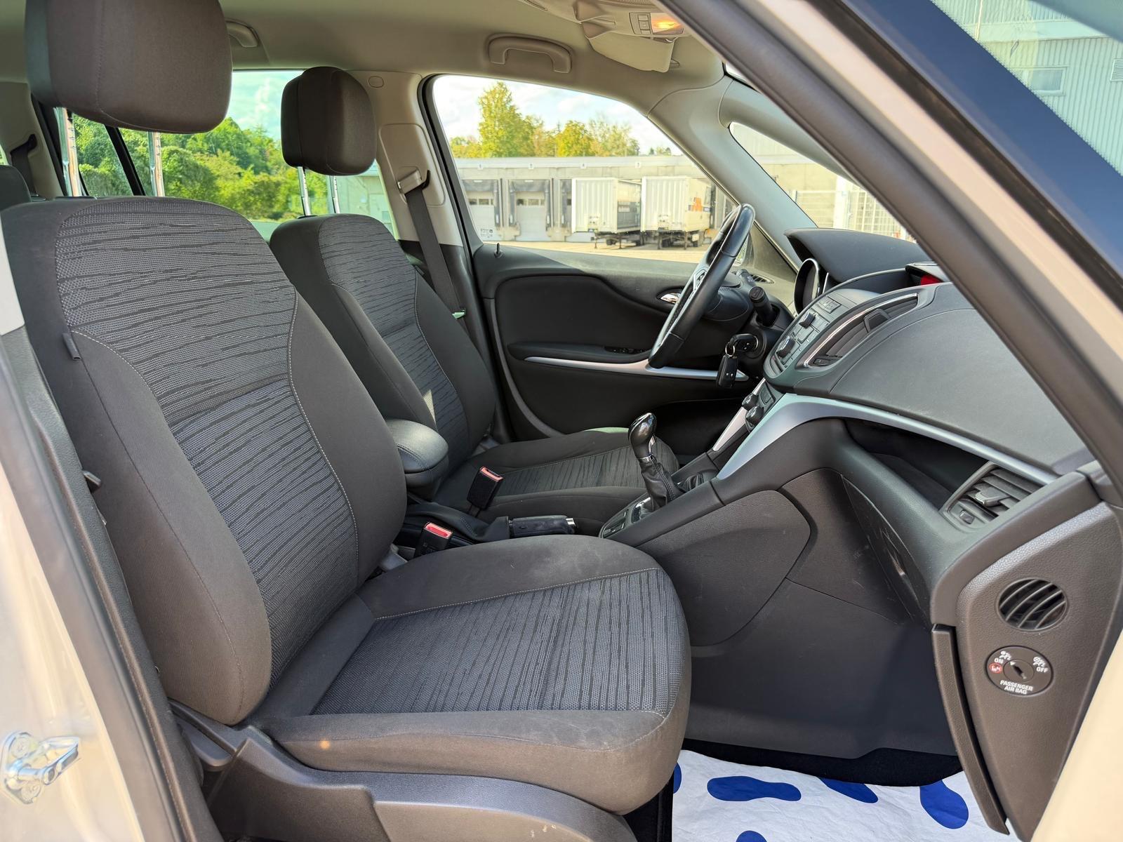 Opel Zafira 2015 — photo 10