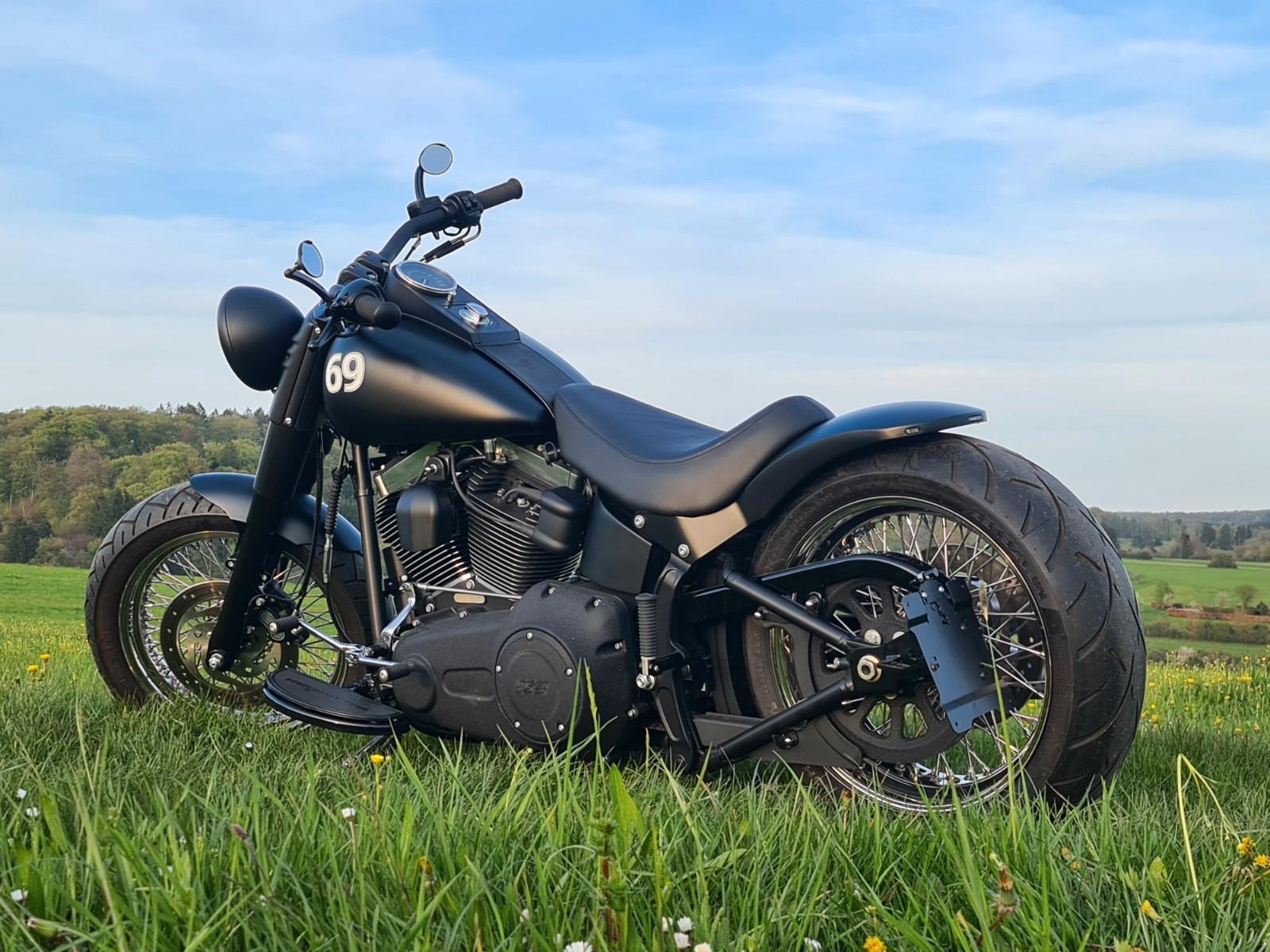 Harley-Davidson Fat Boy S 110  - Umbau - schwarz-tief-breit-dt.