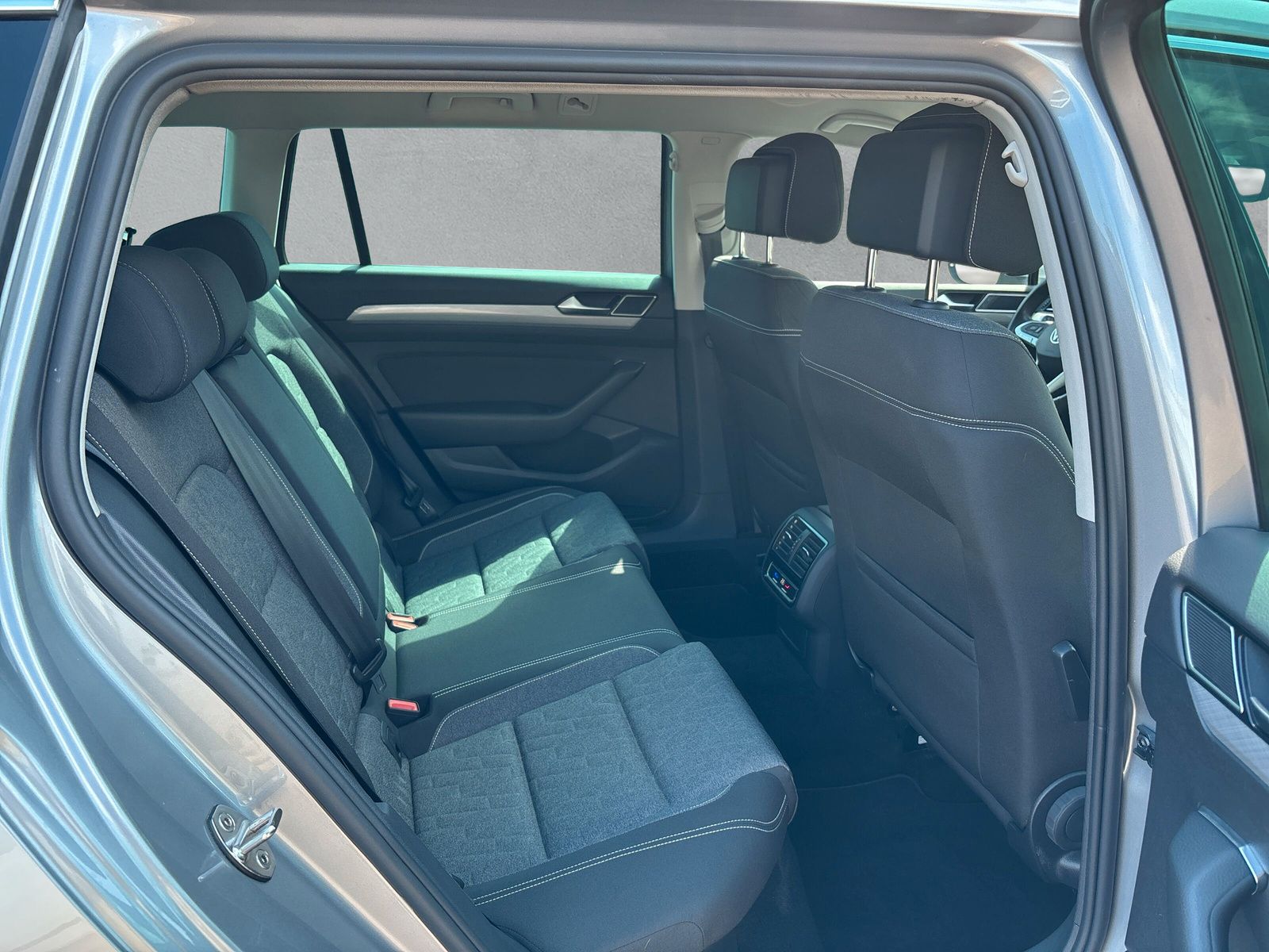 Fahrzeugabbildung Volkswagen Passat Variant Business 1.5 TSI DSG RFK App-Conn