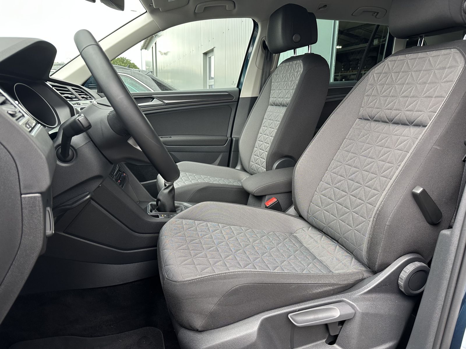 Fahrzeugabbildung Volkswagen Tiguan 2.0 TDI Life NAV+LED+ACC+DAB+17ZO+1HD+PP