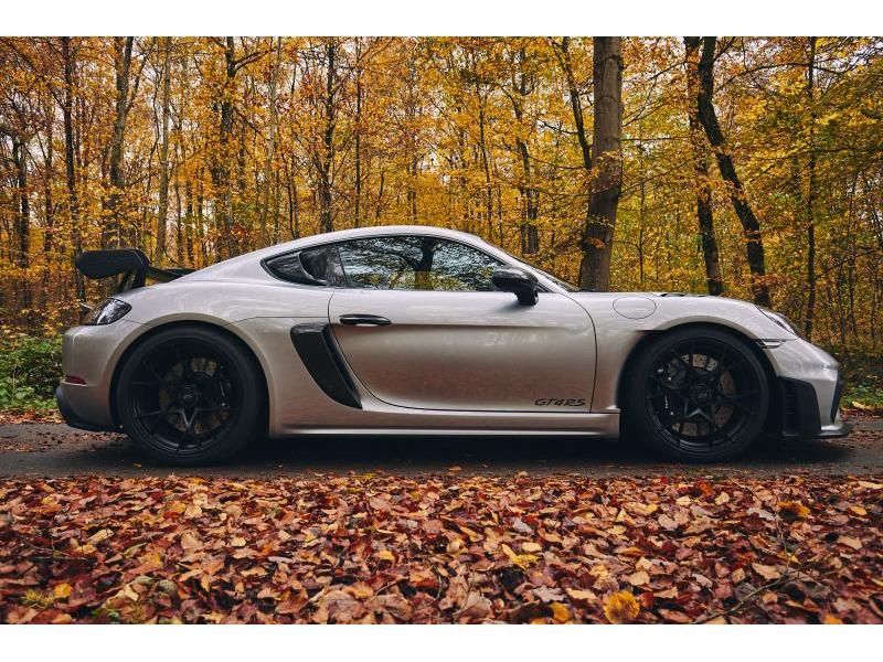 PORSCHE Cayman GT4 RS Weissach
