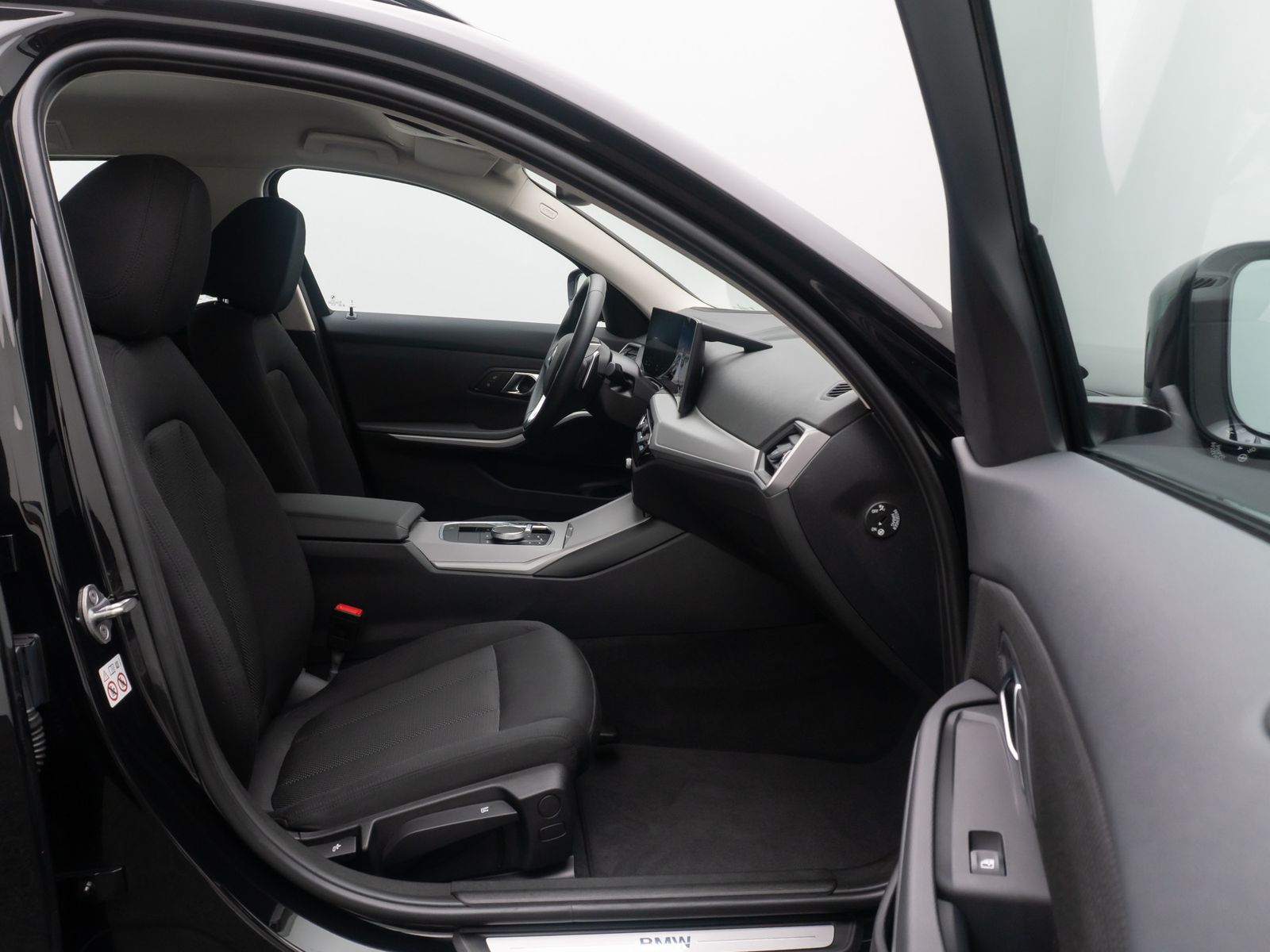 Fahrzeugabbildung BMW 318i GeschwindigReg HUD DAB Kamera LED Sport