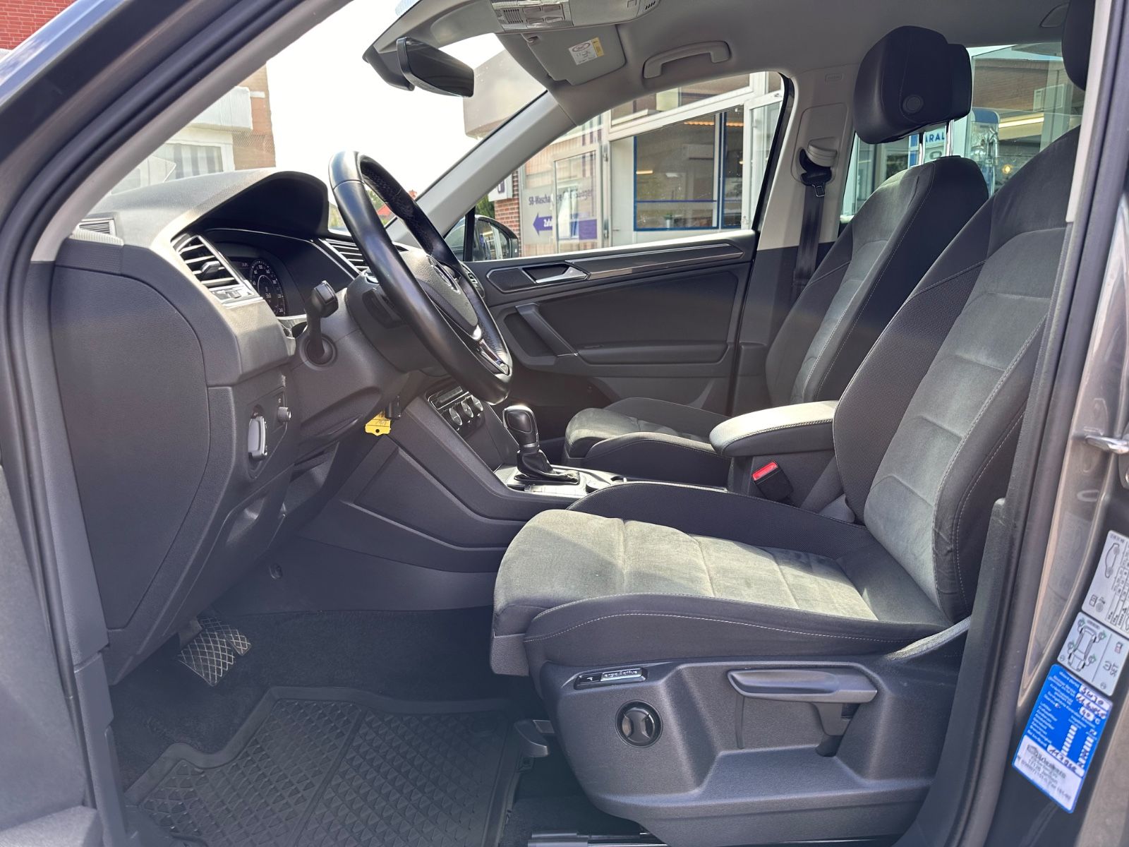 Fahrzeugabbildung Volkswagen Tiguan 2.0 TDI 4M Highline DSG AHK/HUD/Navi/LED
