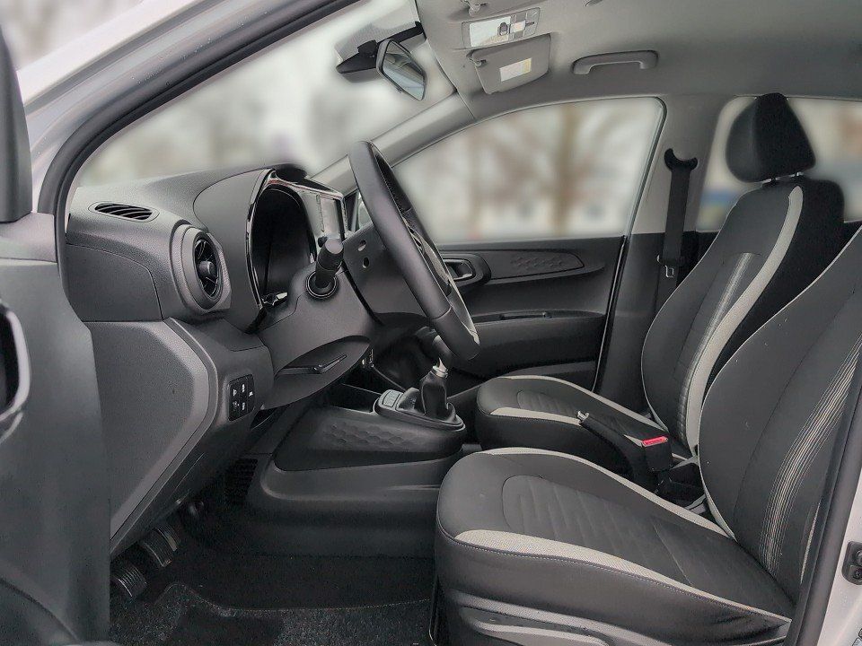 Fahrzeugabbildung Hyundai i10 1.0 EDITION30+ 1HD 2J-GARANTIE 16ALU+NAV+PDC