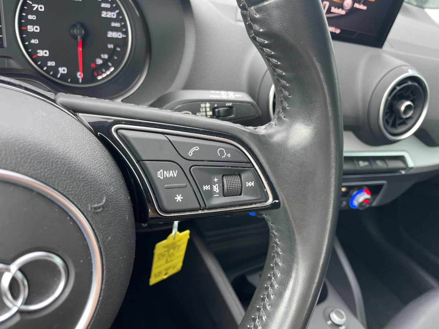 Fahrzeugabbildung Audi Q2 basis ultra Klima Müdigkeitswarner SHZ PDC