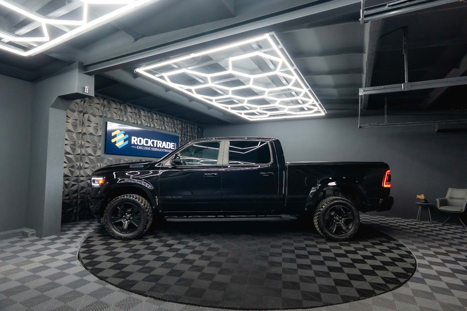 Fahrzeugabbildung Dodge RAM 5.7 V8 HEMI 4x4 BLACK EDITION Longbed 19%