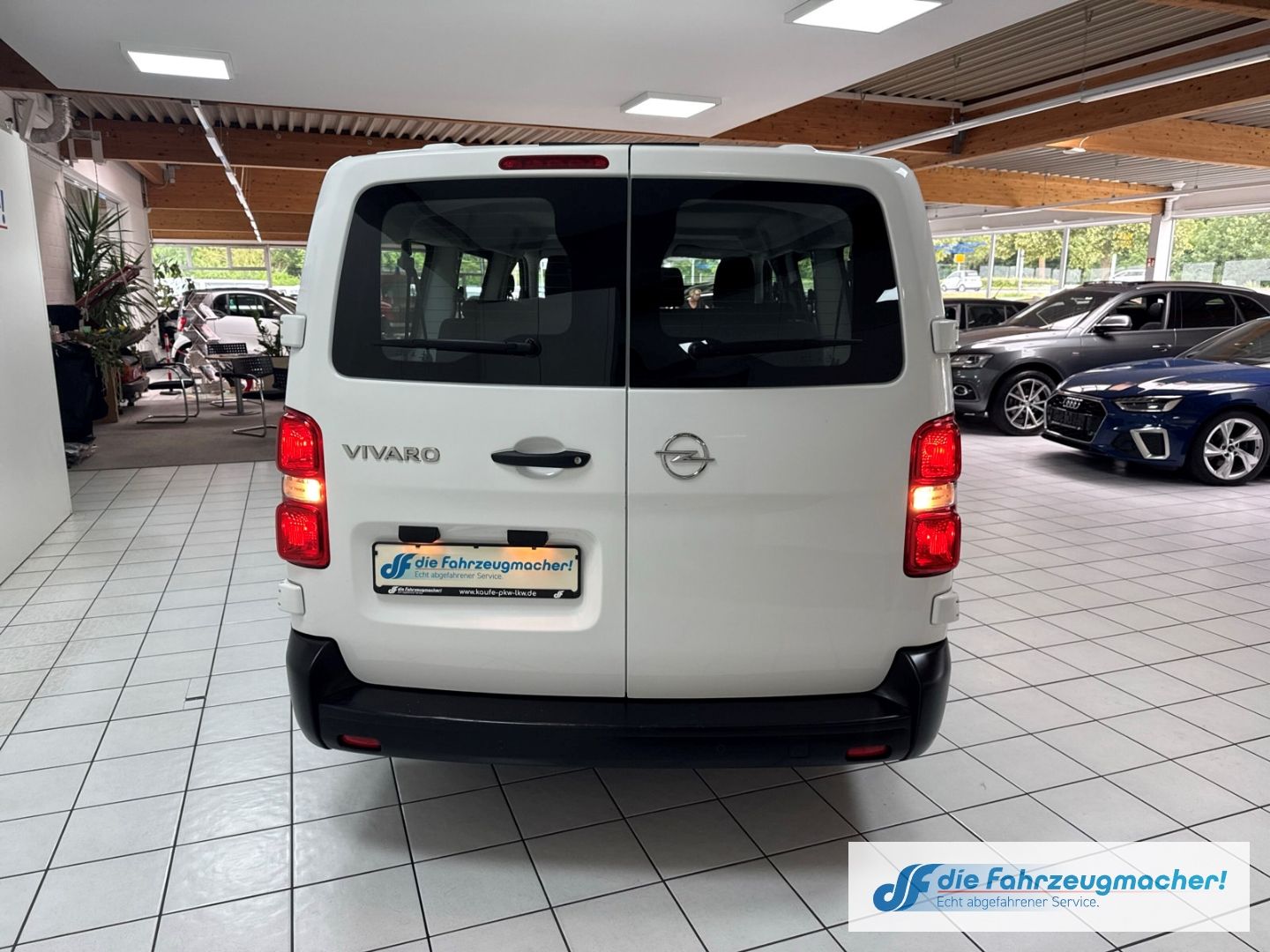 Fahrzeugabbildung Opel Vivaro Kombi L 1.5 D EU6d Apple CarPlay Android