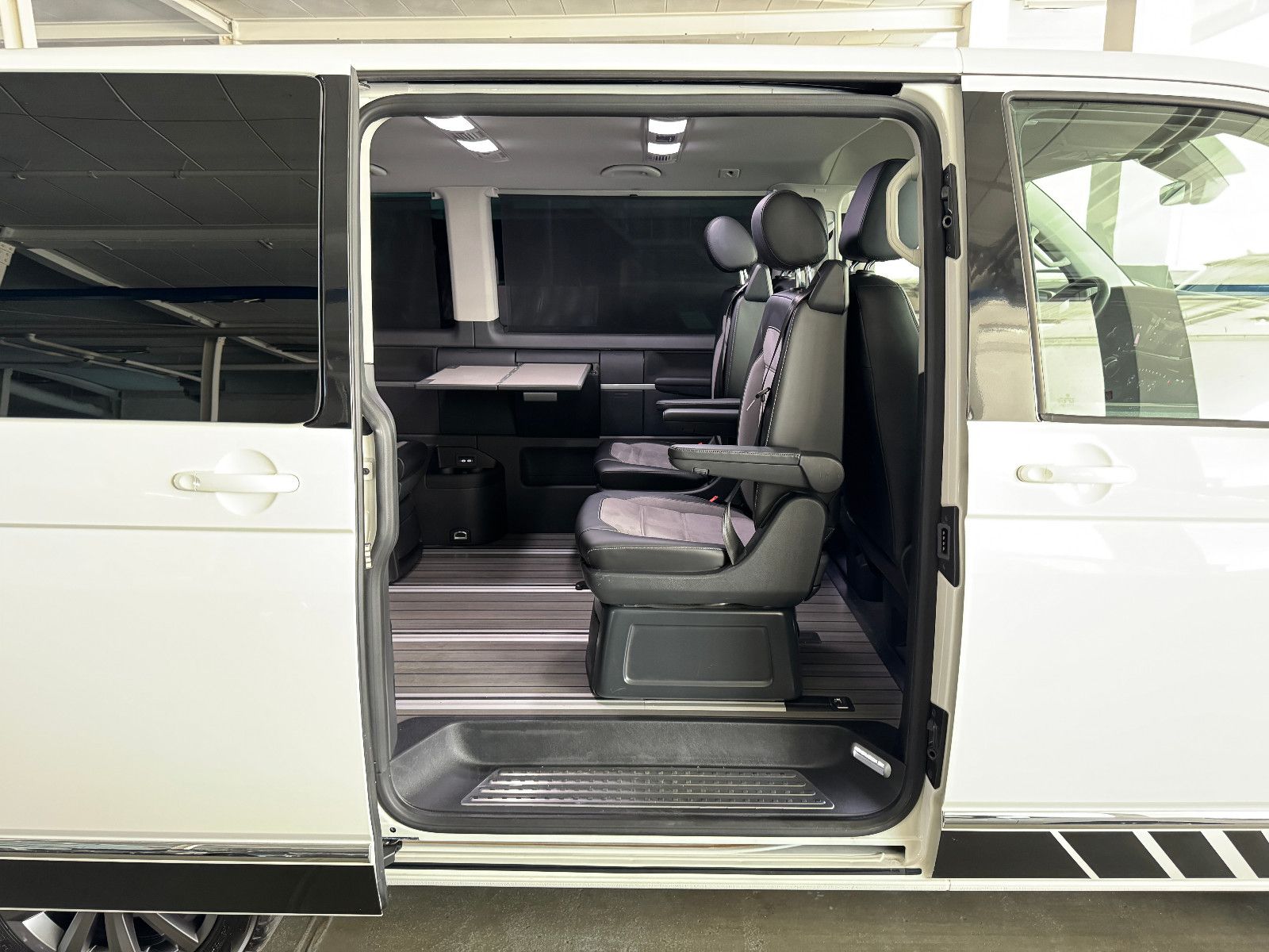 Fahrzeugabbildung Volkswagen T6.1 4M DSG IQ.DRIVE INDIVIDUAL EDITION 6-SITZER