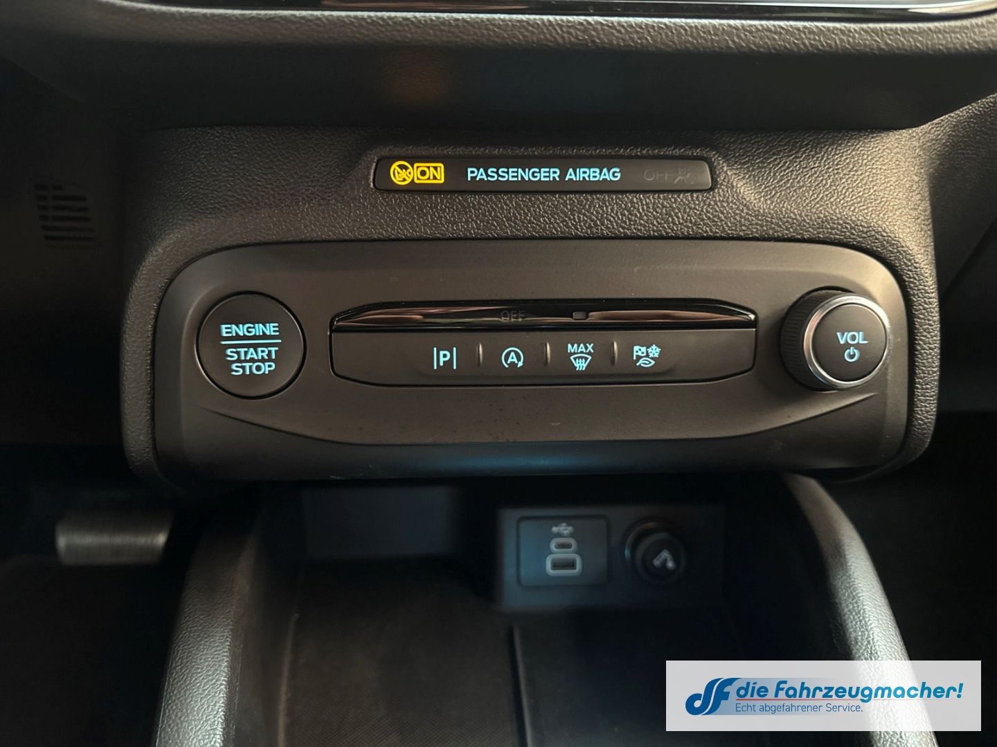 Fahrzeugabbildung Ford Focus ST-Line Navi LED ACC Apple CarPlay Android
