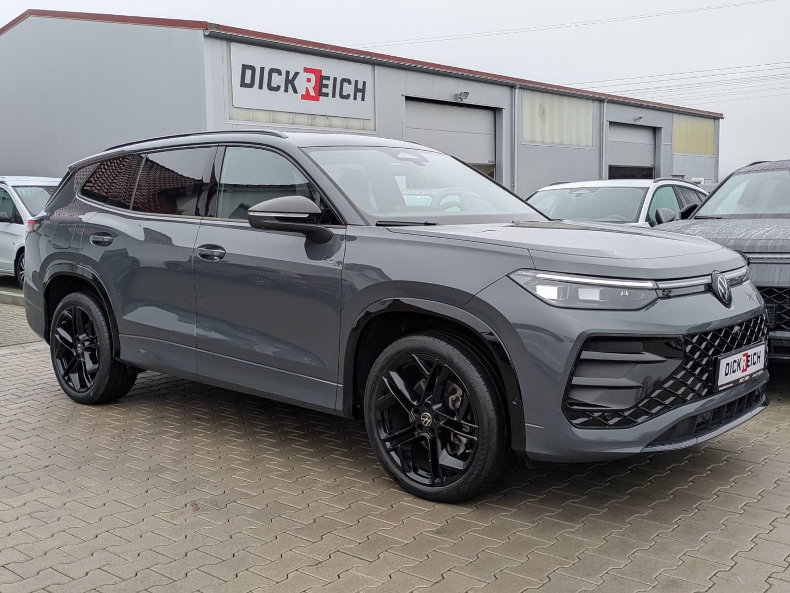 Fahrzeugabbildung Volkswagen Tayron 2.0 TDI 4M R-Line BLACK*7Si*MATRIX*PANO