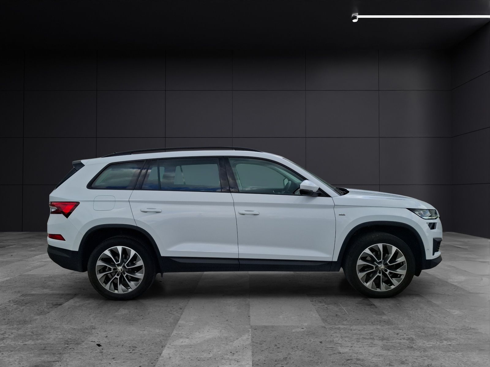 Fahrzeugabbildung SKODA Kodiaq TSI Clever Matrix AHK Navi ACC RFK SH 19"