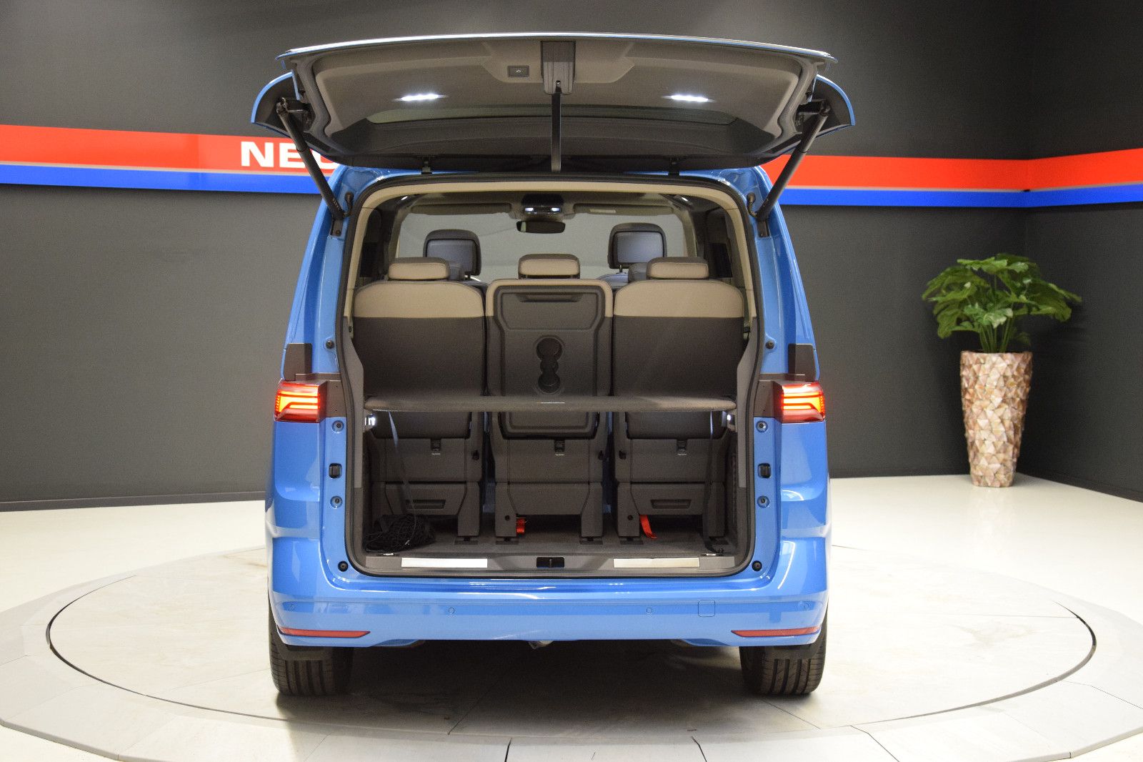 Fahrzeugabbildung Volkswagen T7 Multivan Style DSG Pano vis-a-vis Matrix AHK