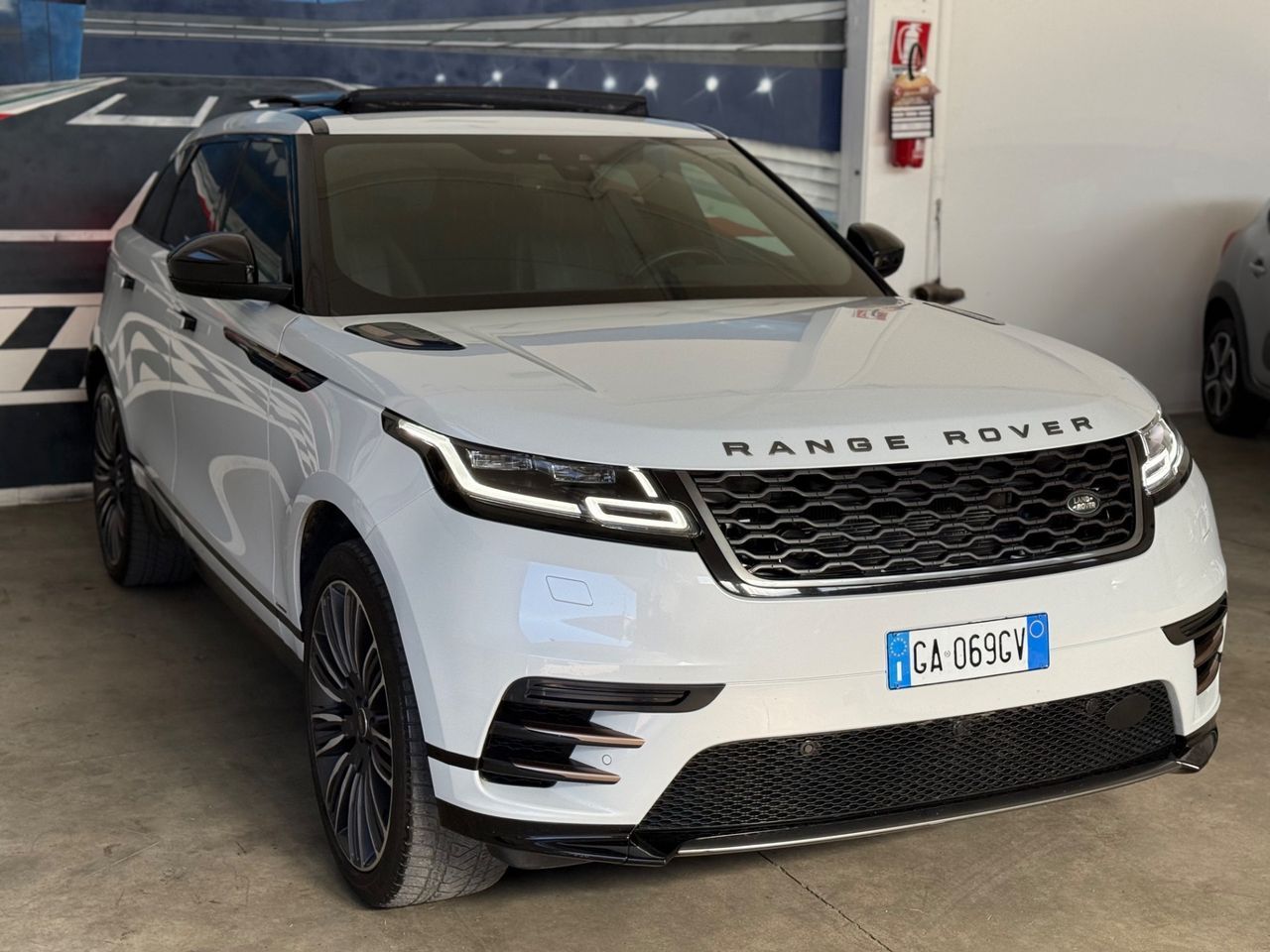 Land Rover Range Velar 2.0D I4 240 CV R-Dynamic imagem 3