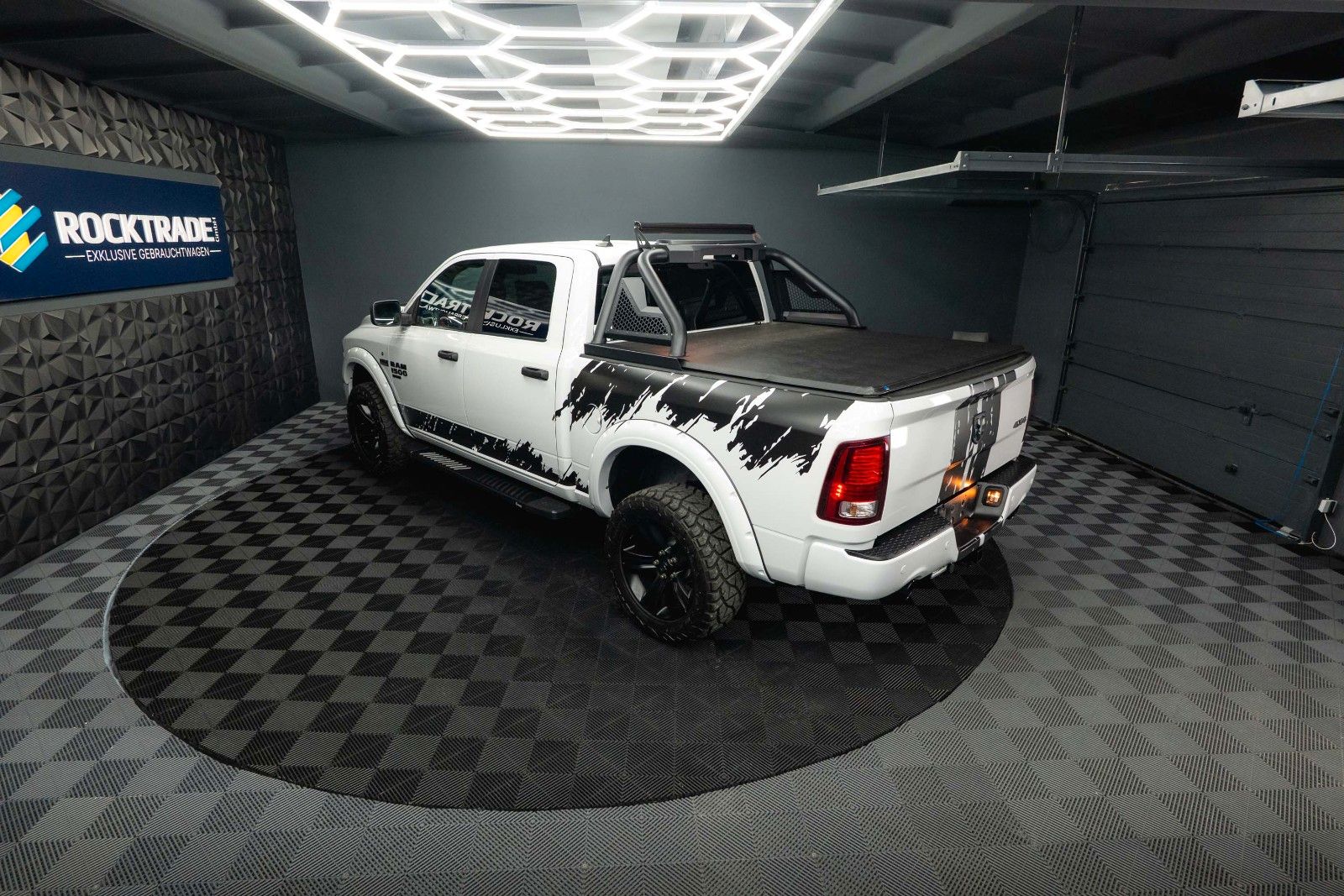 Fahrzeugabbildung Dodge RAM 5.7 V8 HEMI 4x4 OFFROAD Night-Paket *LED*19%