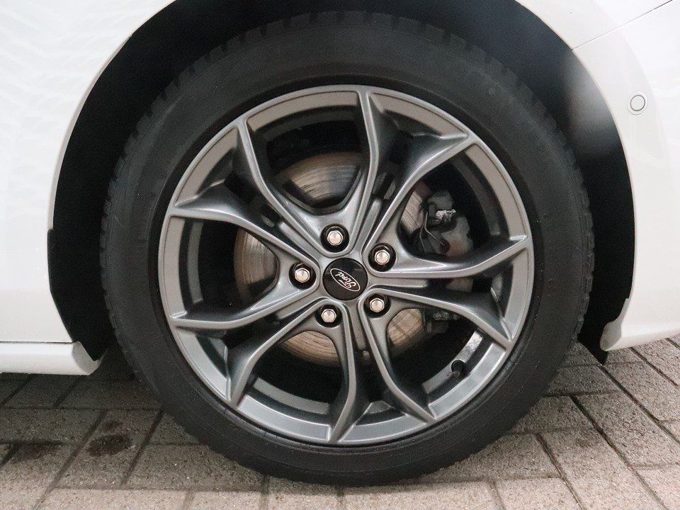 Fahrzeugabbildung Ford Focus Turnier 1.5 ST-Line AHK NAVI ACAA SHZ KeyL