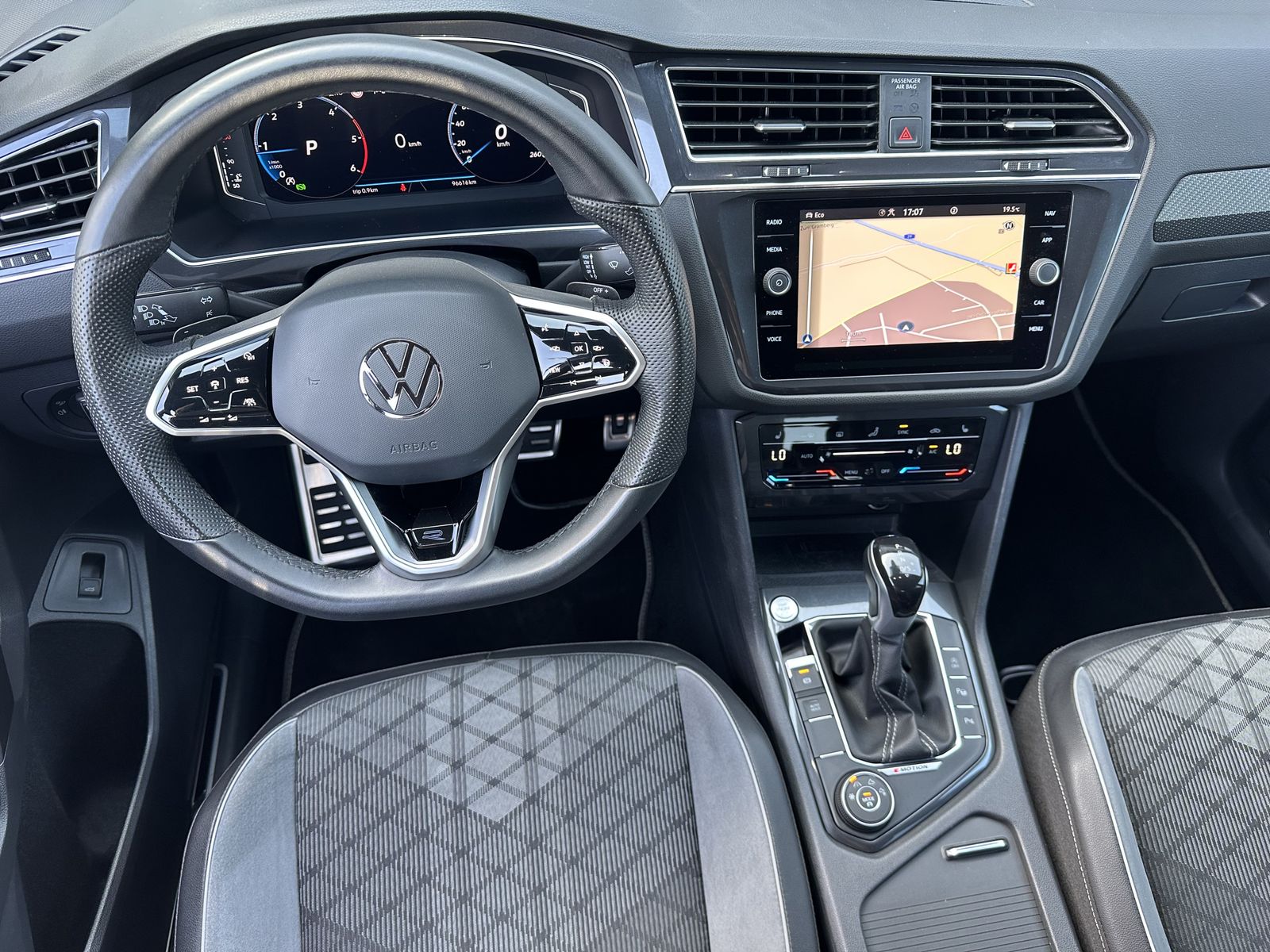 Fahrzeugabbildung Volkswagen Tiguan Allspace 2.0 TDI 4M R-Line NAV+LED+AHK+VC
