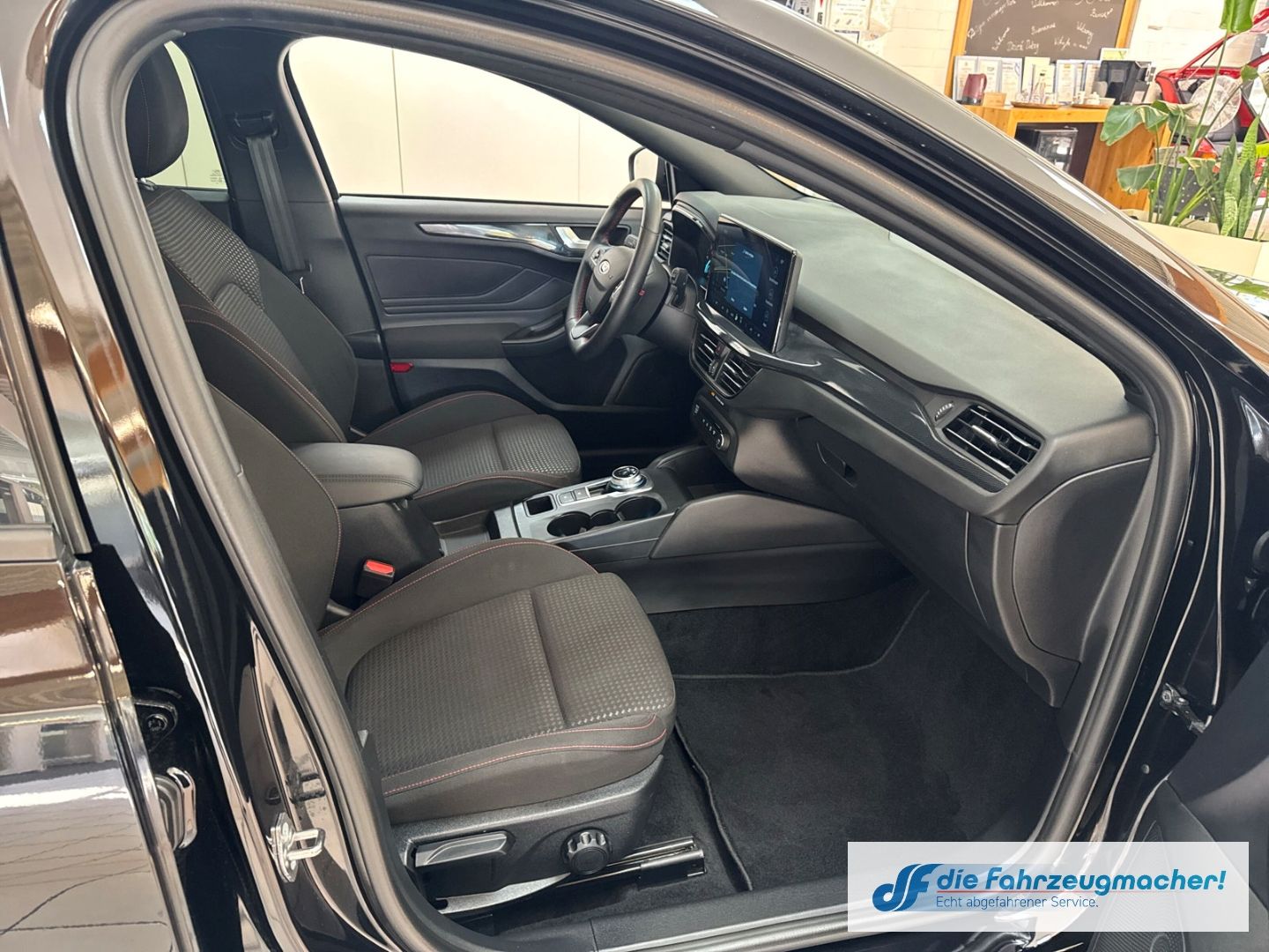 Fahrzeugabbildung Ford Focus ST-Line Navi LED ACC Apple CarPlay Android