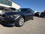 BMW 318 HUD l AHK l Panorama-Glasdach - BMW 318: Schiebedach