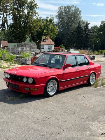 BMW E28 M535I