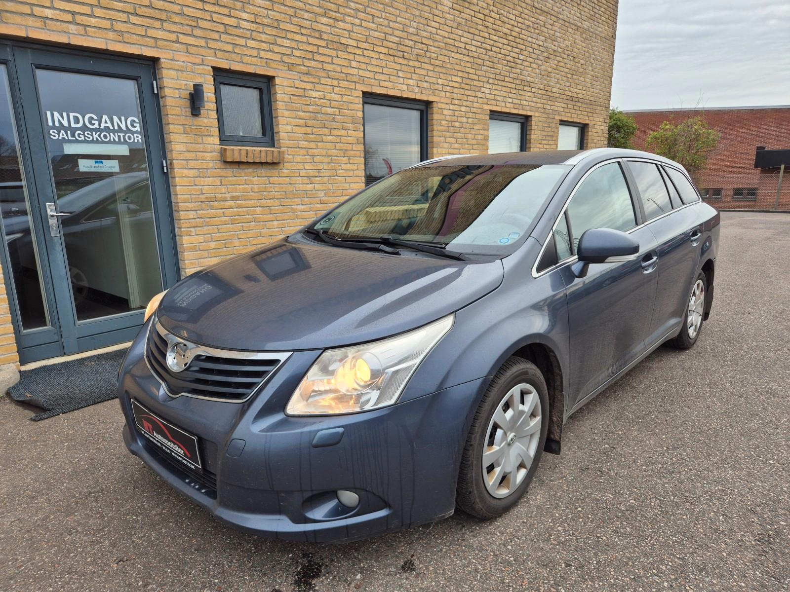 Toyota Avensis 2010 — rear view