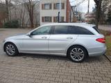 Mercedes-Benz 220 - Mercedes-Benz 220 mit Diesel-Antrieb: Kombi