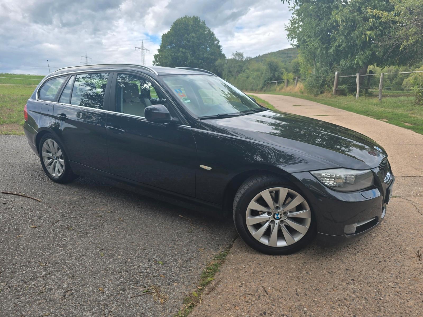 BMW 320 2012 — rear view