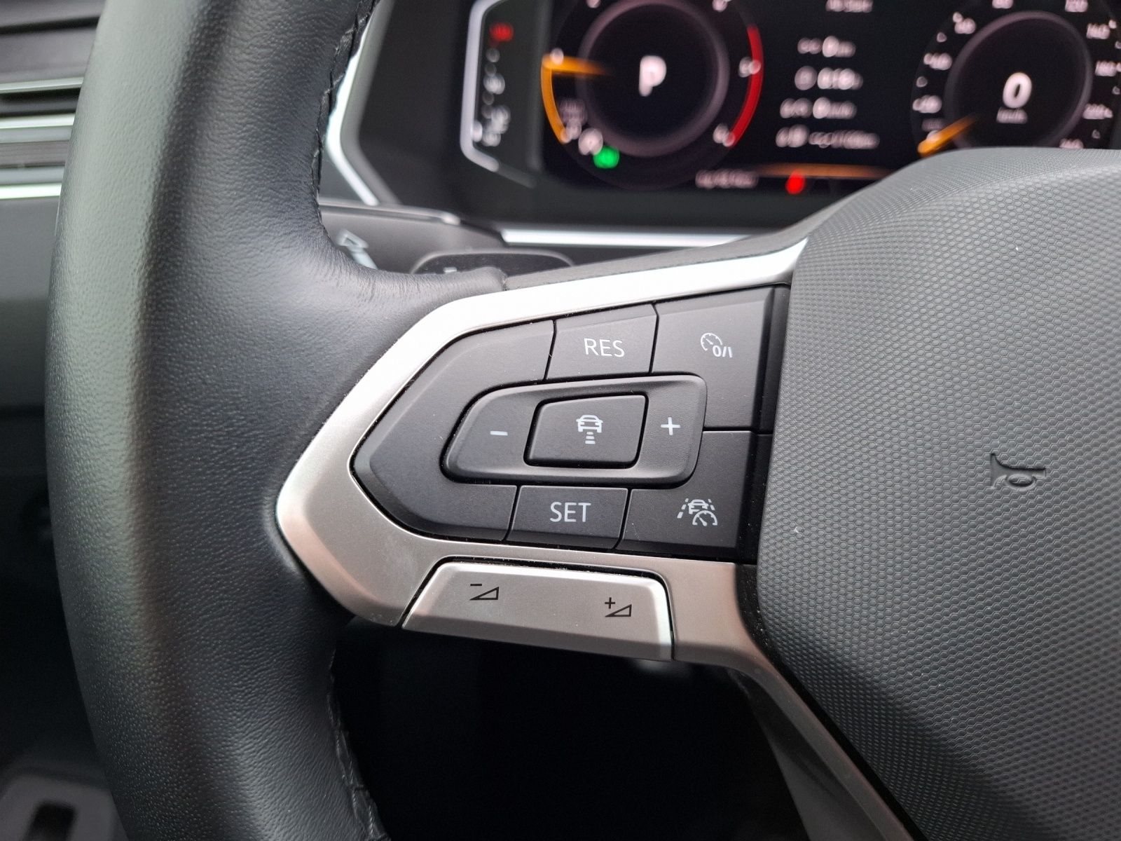 Fahrzeugabbildung Volkswagen Tiguan TDI Elegance DSG 4M Standhzg. Matrix Navi