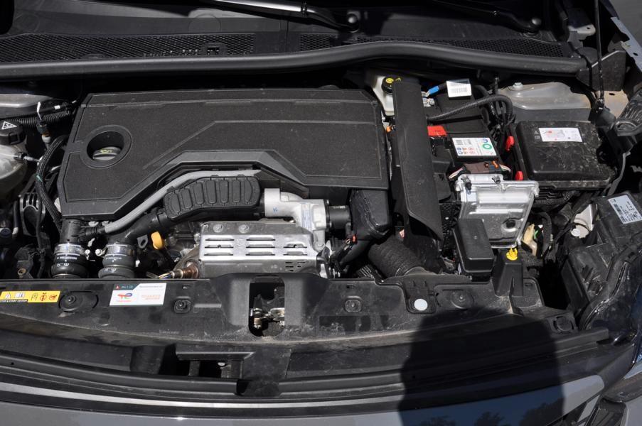 Peugeot 2008 Hybrid 145 Allure *LED*