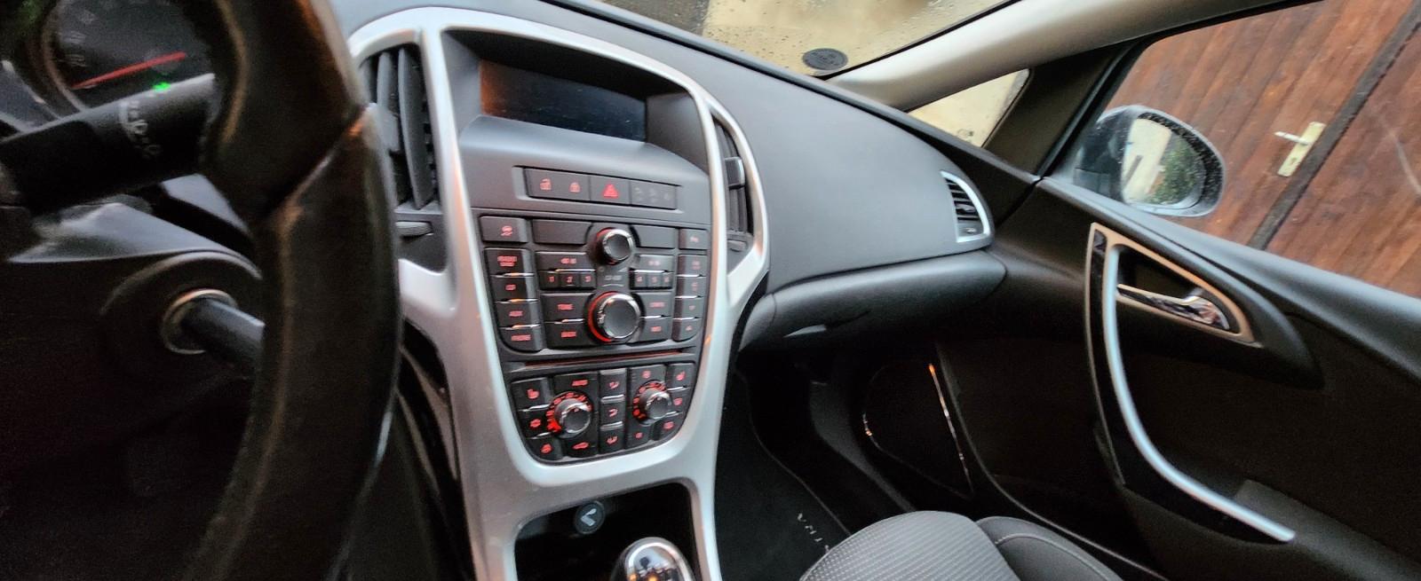 Opel Astra 2012 — photo 7