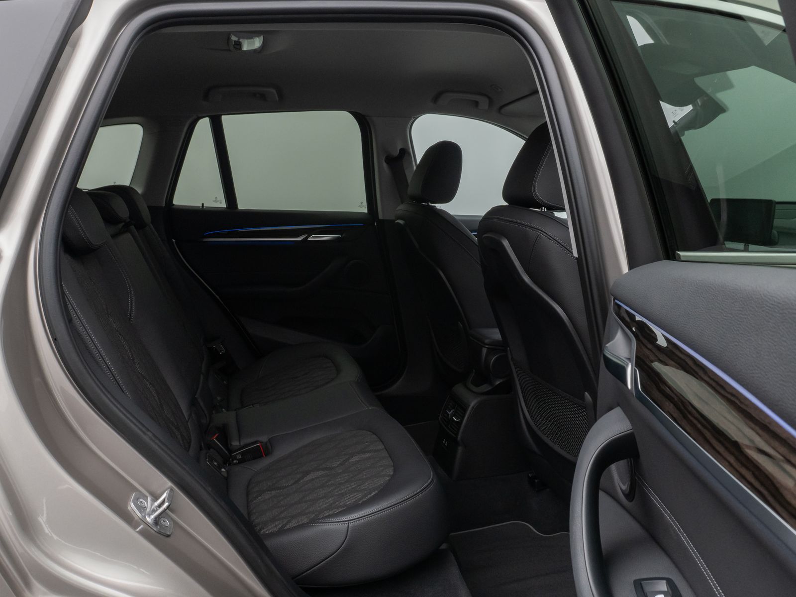 Fahrzeugabbildung BMW X1 sD20i xLine Kamera HUD DAB HiFi AHK Sport 18"