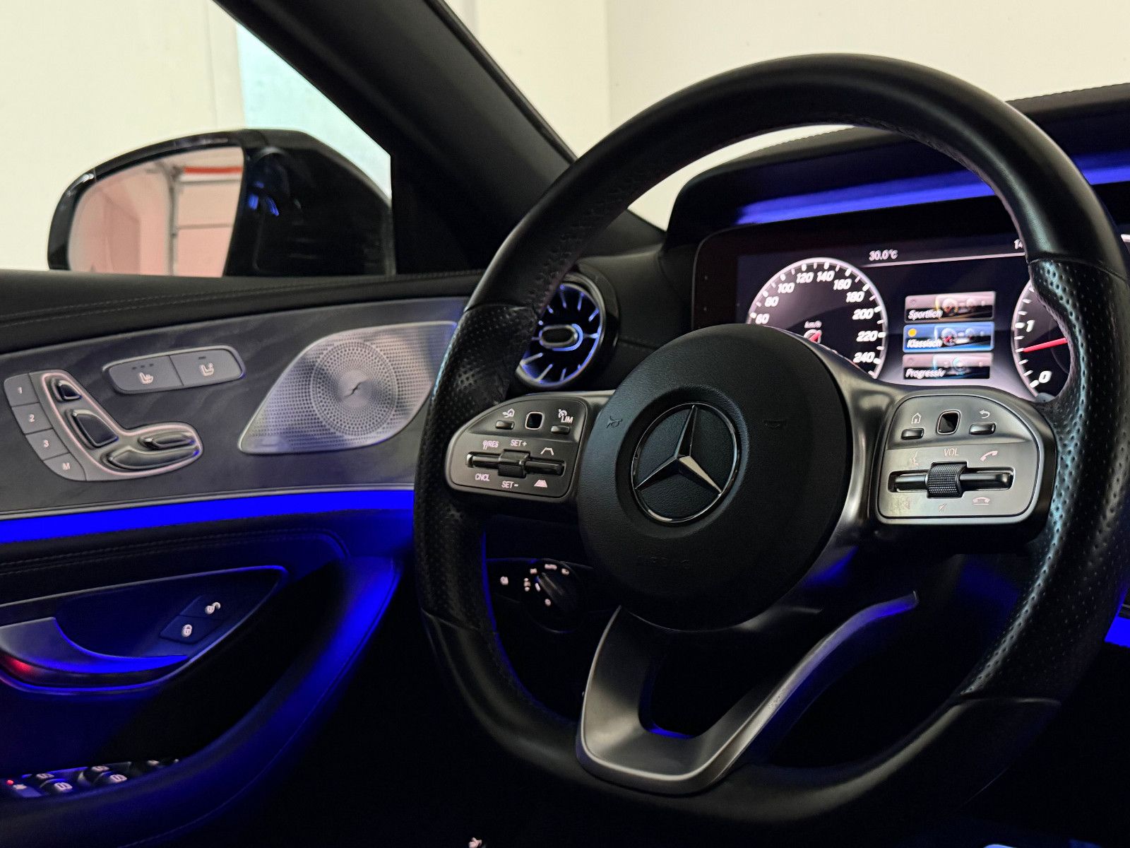 Fahrzeugabbildung Mercedes-Benz CLS 400 d 4Matic AMG-LINE/360*/BURMESTER/DESIGNO