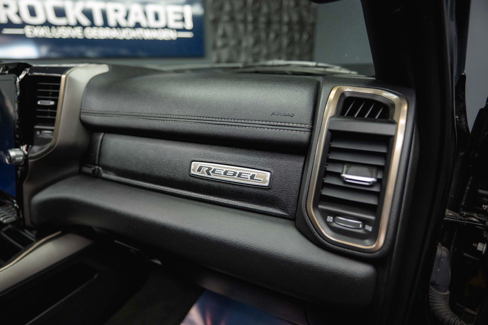 Fahrzeugabbildung Dodge RAM 5.7 V8 HEMI 4x4 REBEL LIMITED RamBox ACC 19%