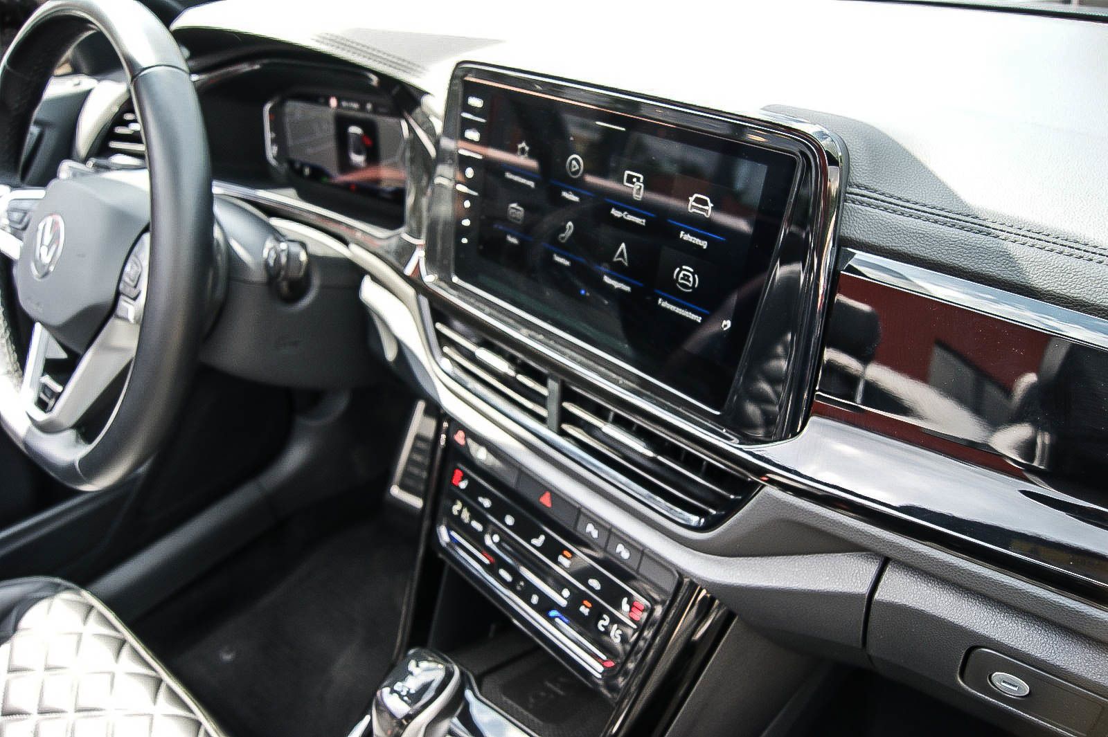 Fahrzeugabbildung Volkswagen T-Roc Cabriolet R-Line Edition Black limited 999