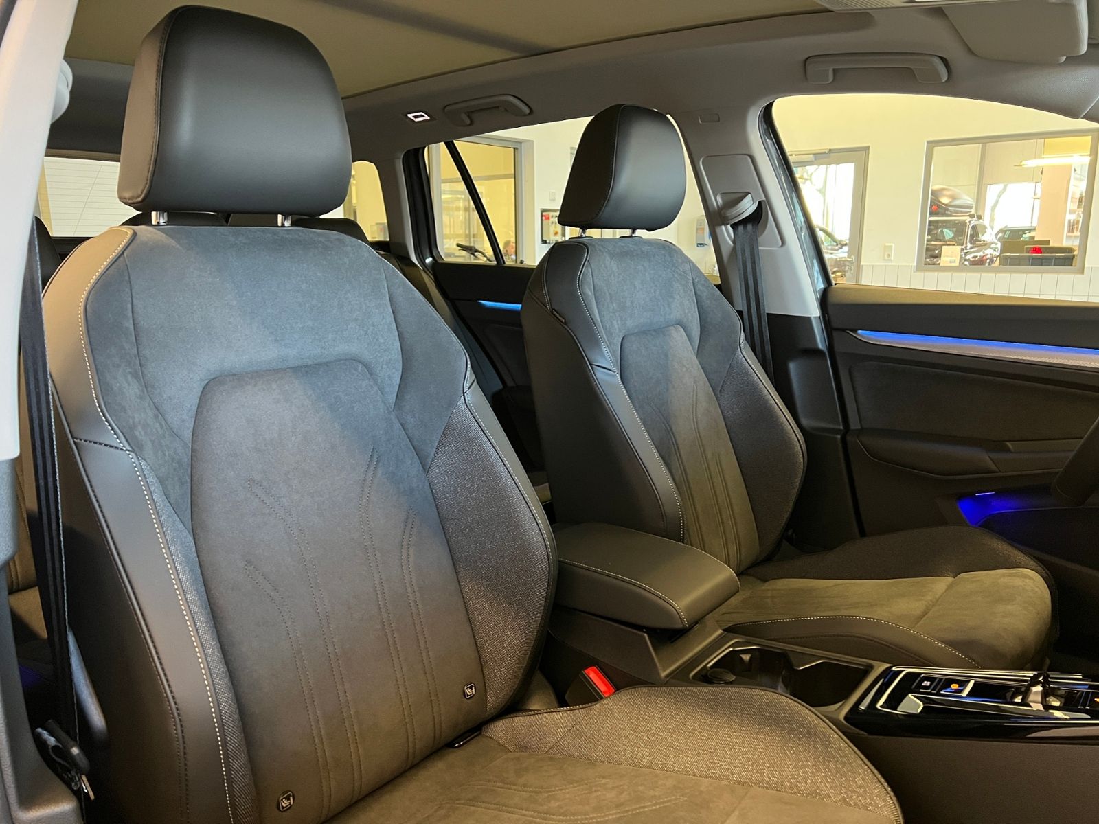 Fahrzeugabbildung Volkswagen Golf VIII Variant Style 1.5 eTSI DSG *IQ.Light,