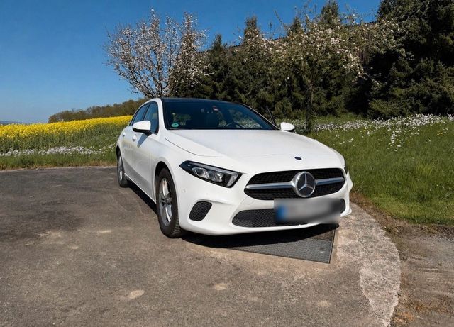 MERCEDES-BENZ Mercedes A180d Progressive/Panorama/MBUX