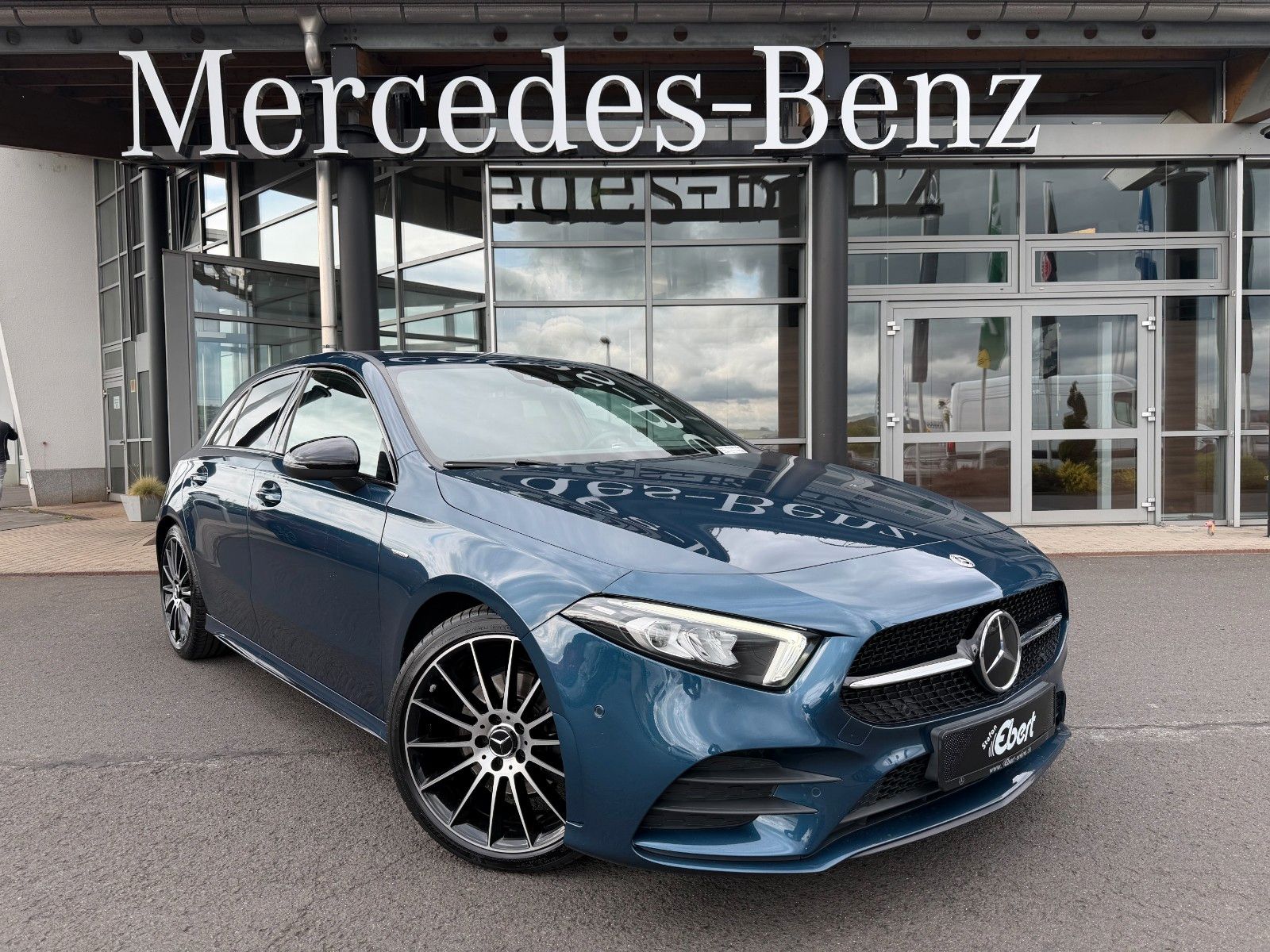 Fahrzeugabbildung Mercedes-Benz A 200 d Edition AMG Night+Ambiente+Distr+MBUX+19